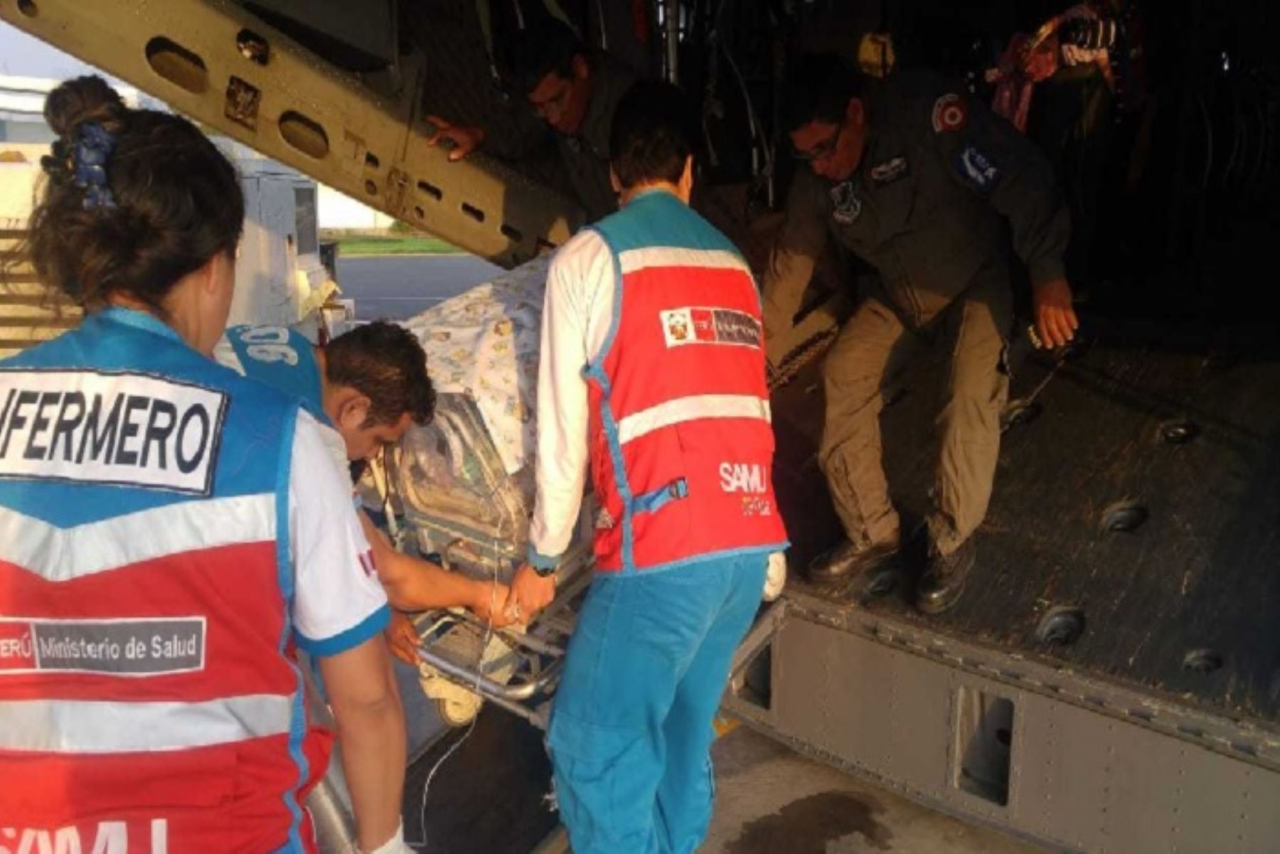 Especialistas trasladaron desde Pucallpa, Cusco y Amazonas a pacientes en estado crítico y de emergencia, garantizando el manejo médico adecuado durante el viaje.