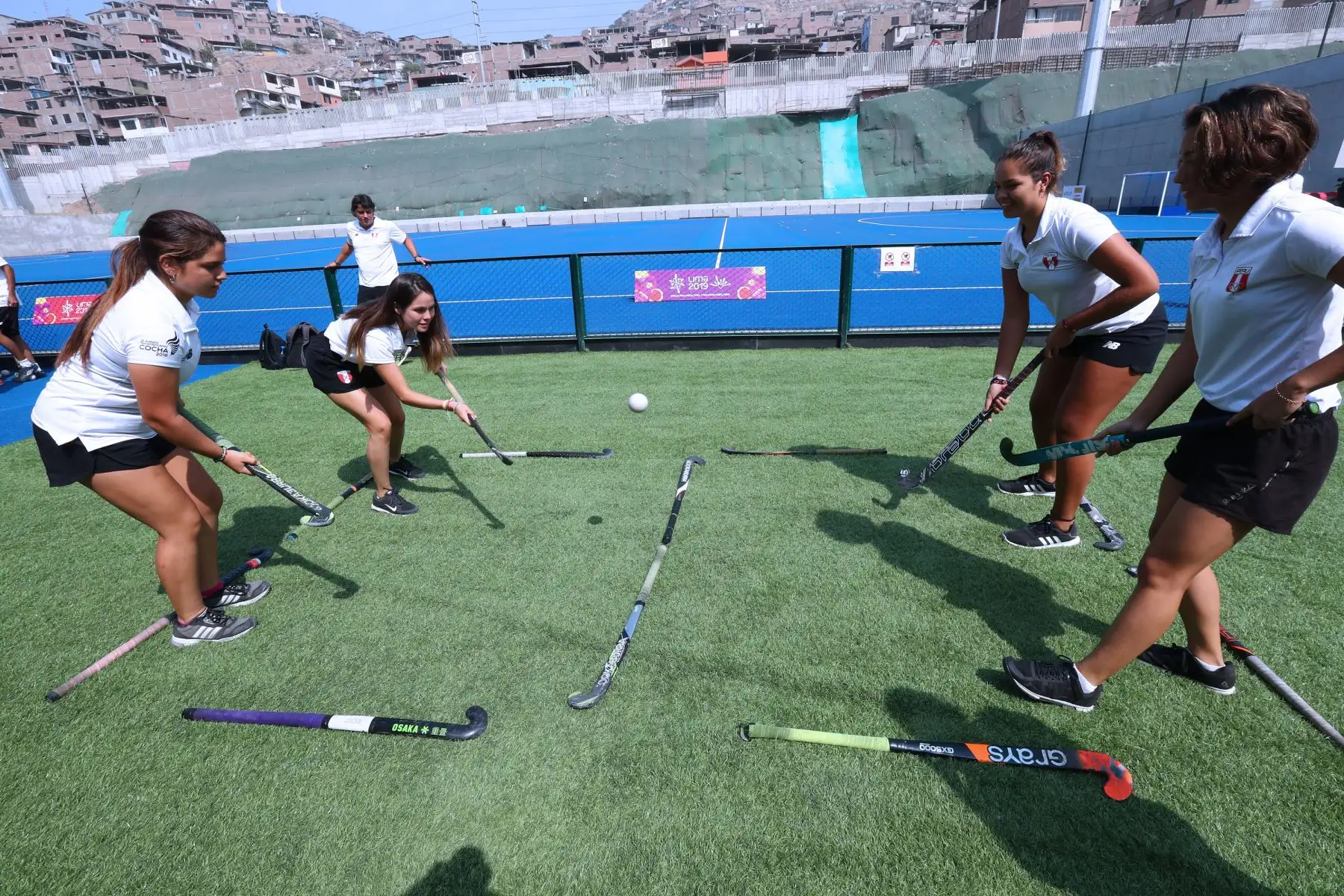 El Comité Organizador de los XVIII Juegos Panamericanos Lima 2019 hace la entrega oficial del campo de juego de Hockey sobre césped en el Complejo Deportivo María del Triunfo. Foto: ANDINA/Norman Córdova