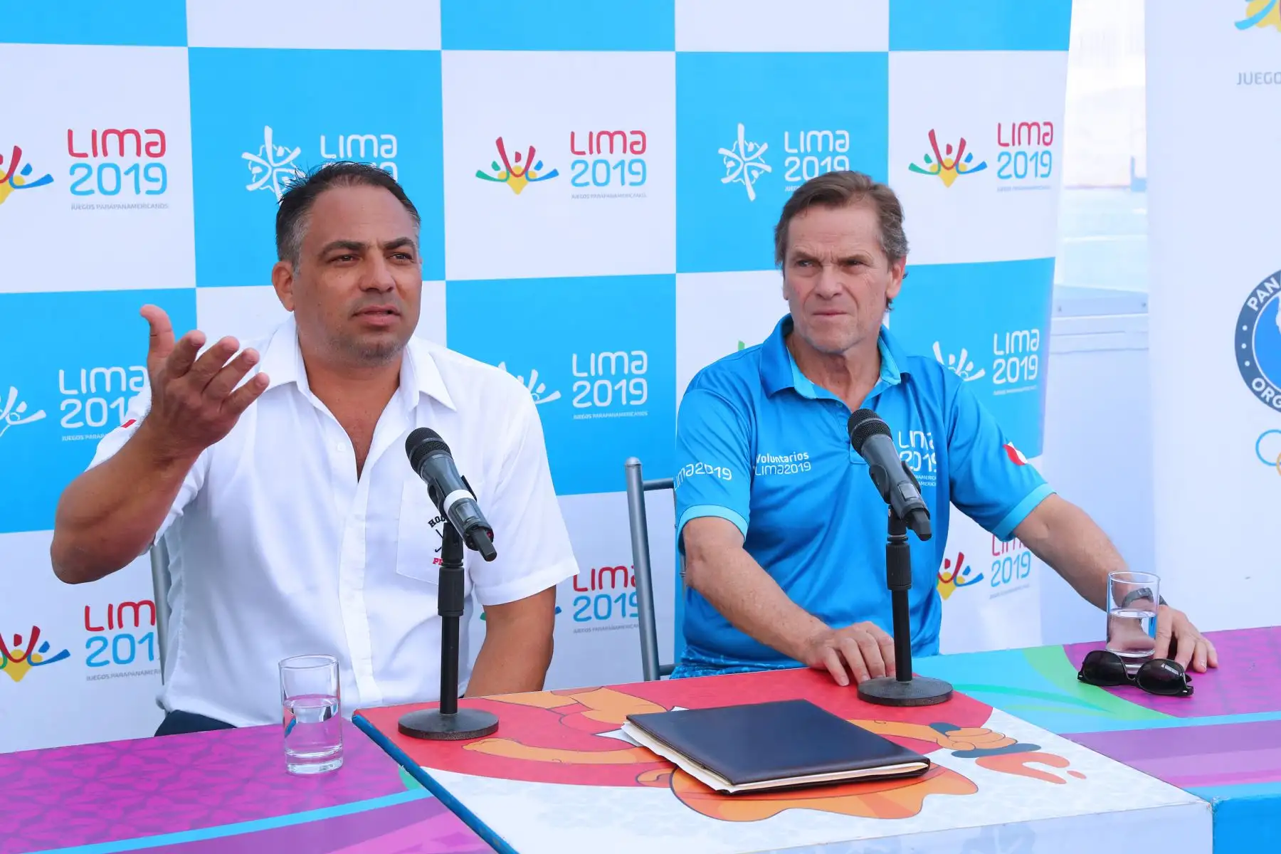 El presidente de la Federación de Hockey, Gianni Delucchi y el presidente del  Comité Organizador de los XVIII Juegos Panamericanos Lima 2019, Carlos Neuhaus firman convenio  en el Complejo Deportivo María del Triunfo. Foto: ANDINA/Norman Córdova