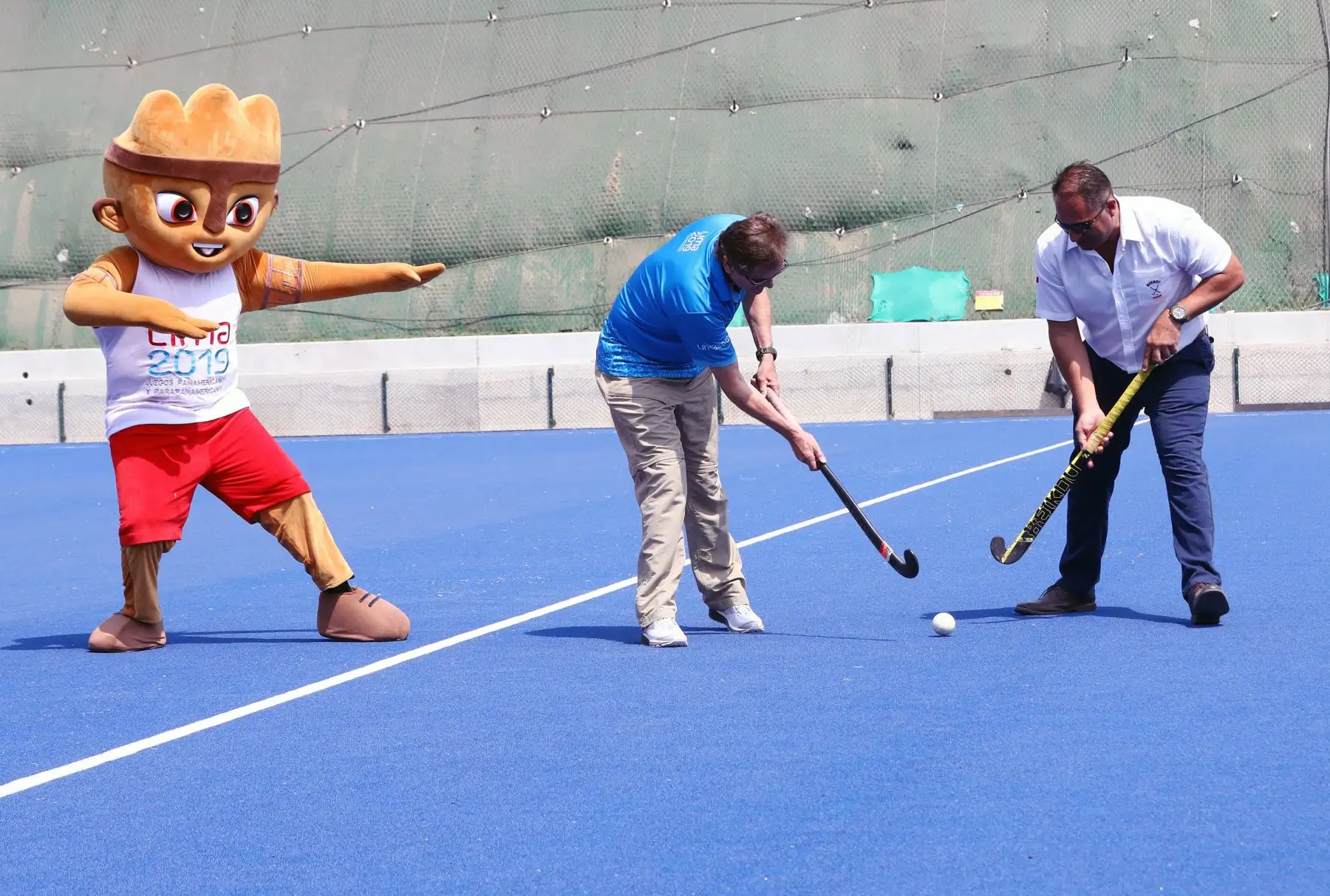 El Comité Organizador de los XVIII Juegos Panamericanos Lima 2019 hace la entrega oficial del campo de juego de Hockey sobre césped en el Complejo Deportivo María del Triunfo. Foto: ANDINA/Norman Córdova