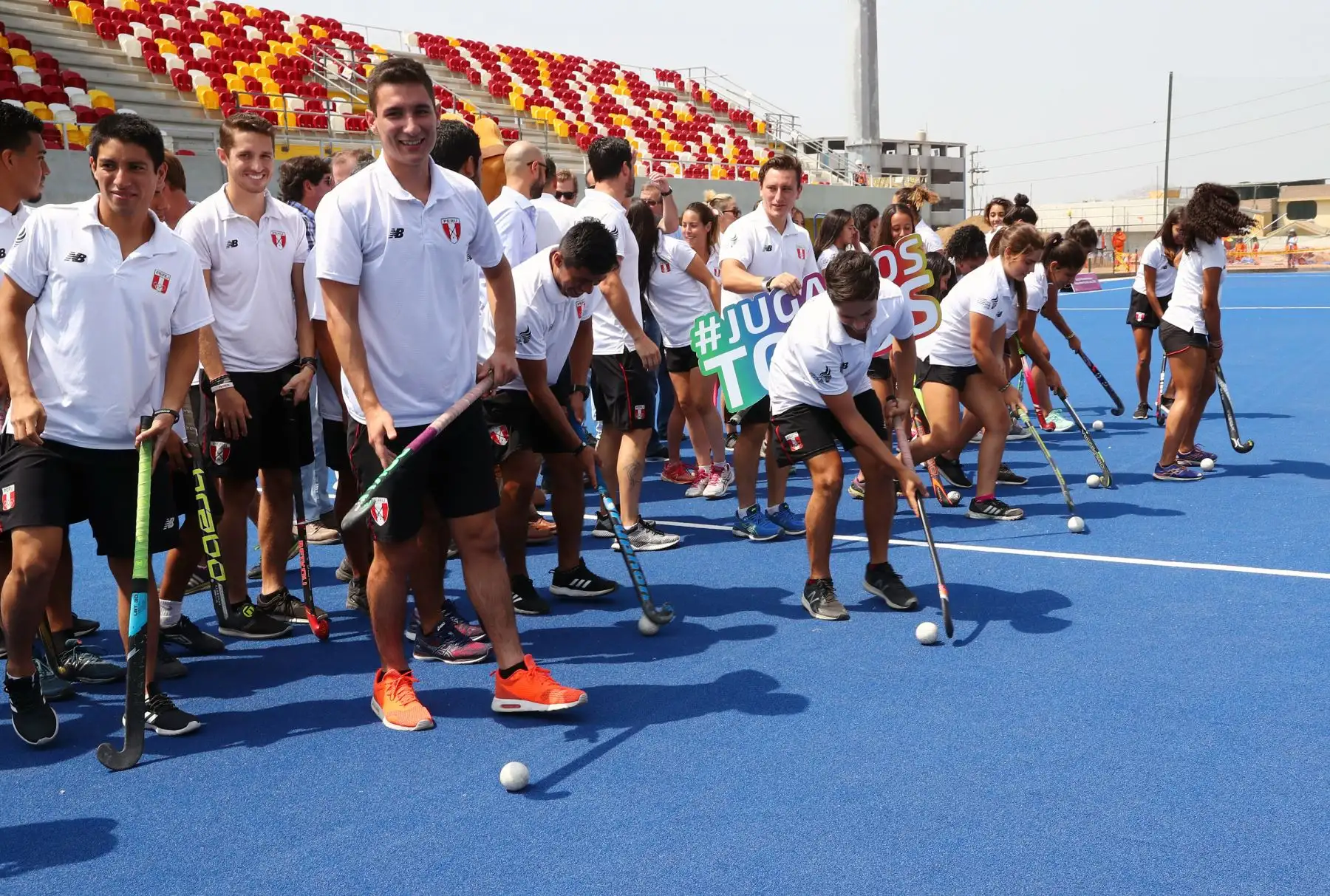 El Comité Organizador de los XVIII Juegos Panamericanos Lima 2019 hace la entrega oficial del campo de juego de Hockey sobre césped en el Complejo Deportivo María del Triunfo. Foto: ANDINA/Norman Córdova