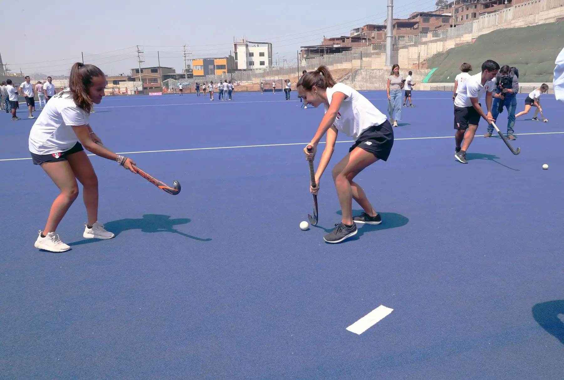 El Comité Organizador de los XVIII Juegos Panamericanos Lima 2019 hace la entrega oficial del campo de juego de Hockey sobre césped en el Complejo Deportivo María del Triunfo. Foto: ANDINA/Norman Córdova