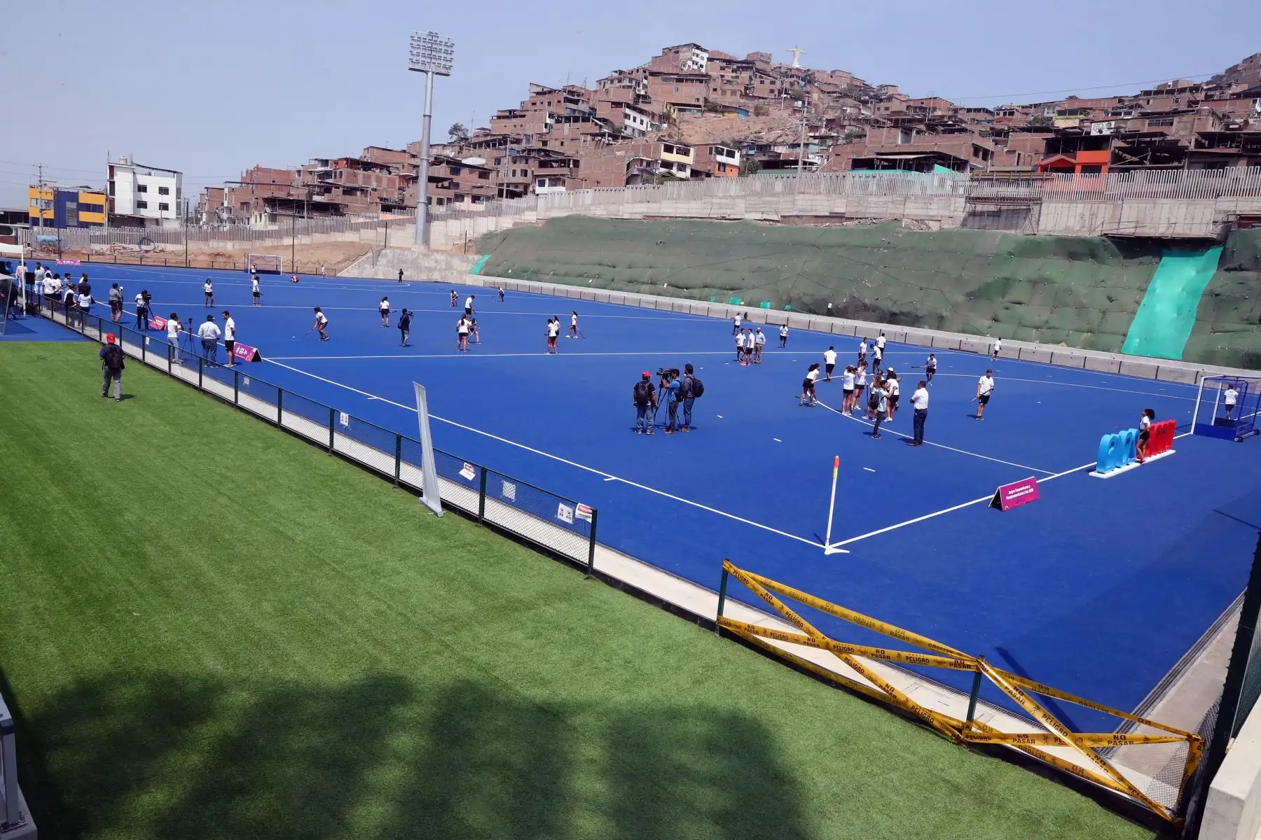 El Comité Organizador de los XVIII Juegos Panamericanos Lima 2019 hace la entrega oficial del campo de juego de Hockey sobre césped en el Complejo Deportivo María del Triunfo. Foto: ANDINA/Norman Córdova