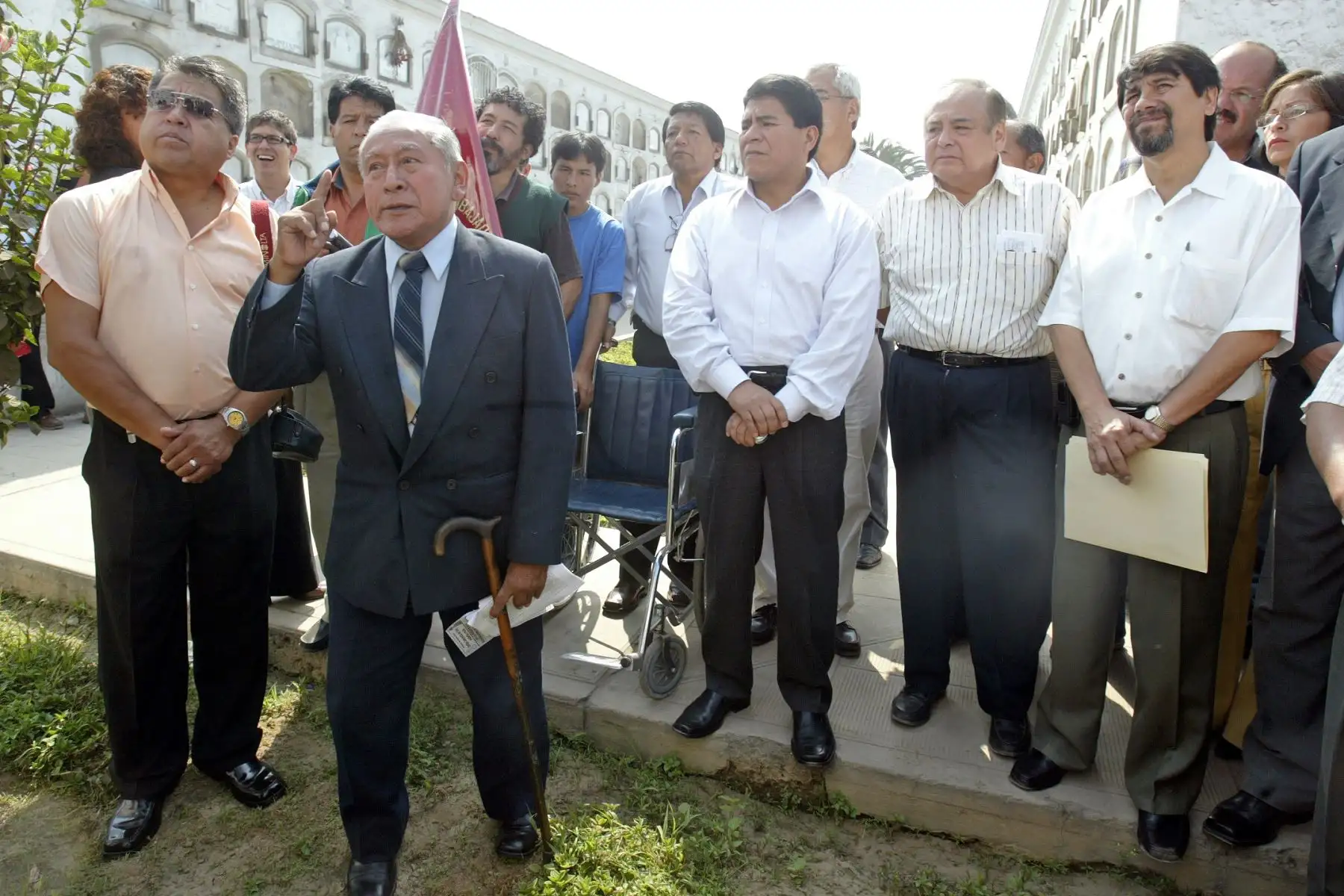 Cesar Levano, Mario Huaman secretario general de la CGTP y otras personalidades como Luis Negreiros y Delfín Levano homenajearon a martires caídos por el día del Trabajador.Foto ANDINA: Archivo