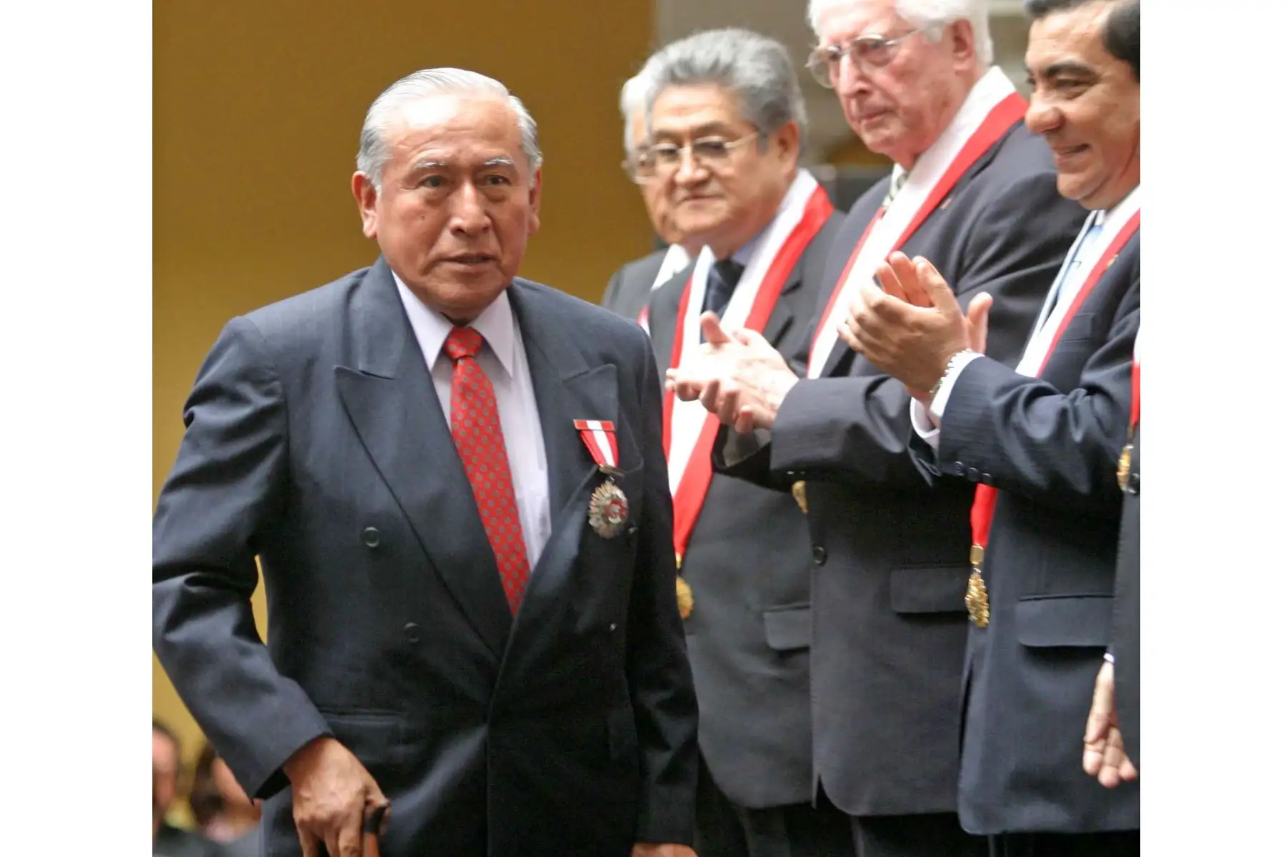 El Tribunal Constitucional condecoró al periodista Cesar Lévano con la medalla Constitucional “ Toribio Rodríguez de Mendoza” por su participación en la defensa de la democracia y estado de derecho.Foto : ANDINA