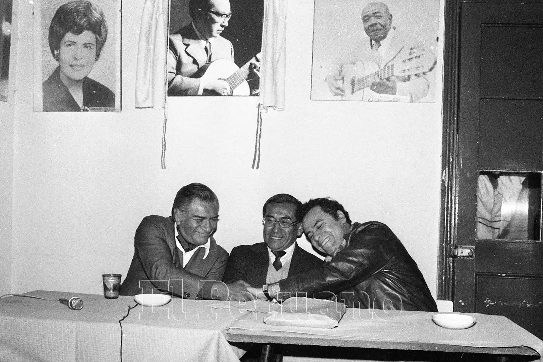 Lima - 15 julio 1986 / Fraternal encuentro entre los compositores Augusto Polo Campos y Manuel Acosto Ojeda y el periodista César Lévano en una peña criolla. Foto: Archivo Histórico de EL PERUANO / Leoncio Mariscal