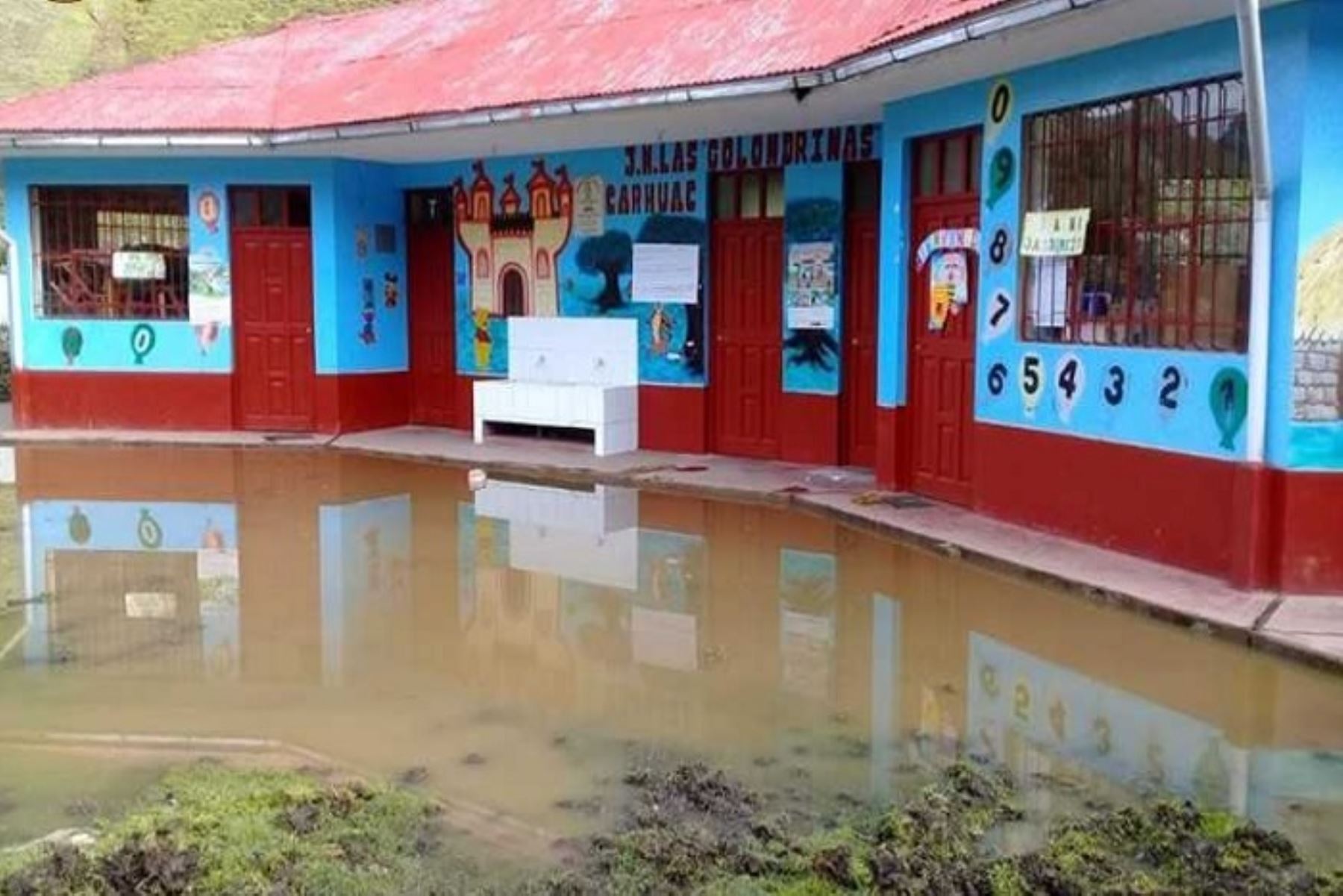 A consecuencia de las intensas lluvias que sigue soportando la provincia de Pasco, anoche se inundaron las aulas y el patio de la institución educativa EI Pasito a Pasito, en el distrito de Ninacaca, informó el Centro de Operaciones de Emergencia Regional (COER)) Pasco.