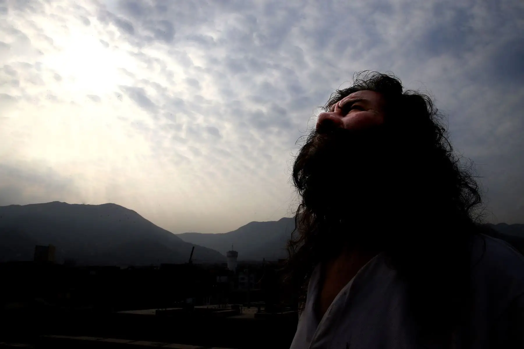 Mario Valencia, el Cristo Cholo, le gusta mirar el cielo cuando es fotografiado. Foto: ANDINA/Luis Iparraguirre