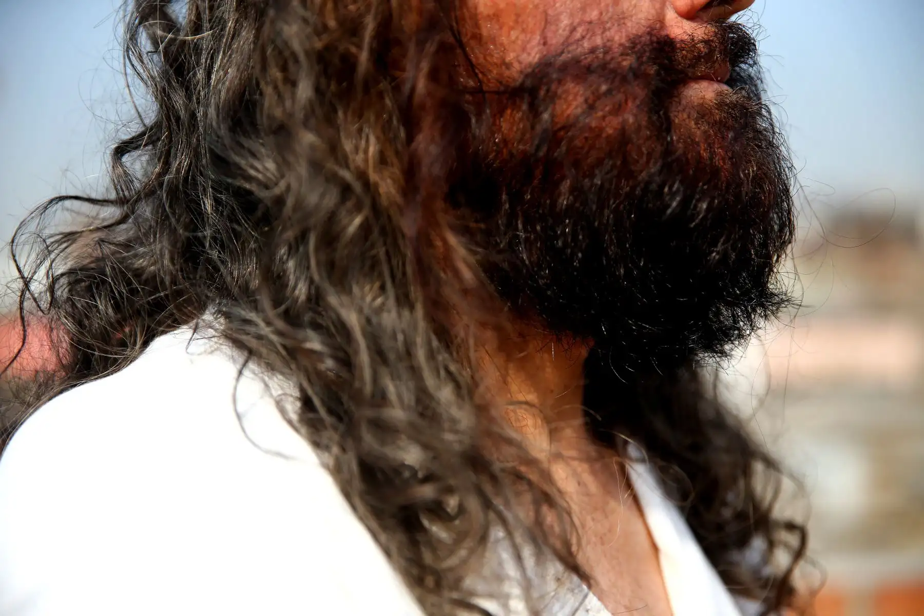 Muchos trabajos ha perdido por mantener su corte de pelo y su barba larga, pero eso no impide que ahora se desempeñe como camionero. Foto: ANDINA/Luis Iparraguirre