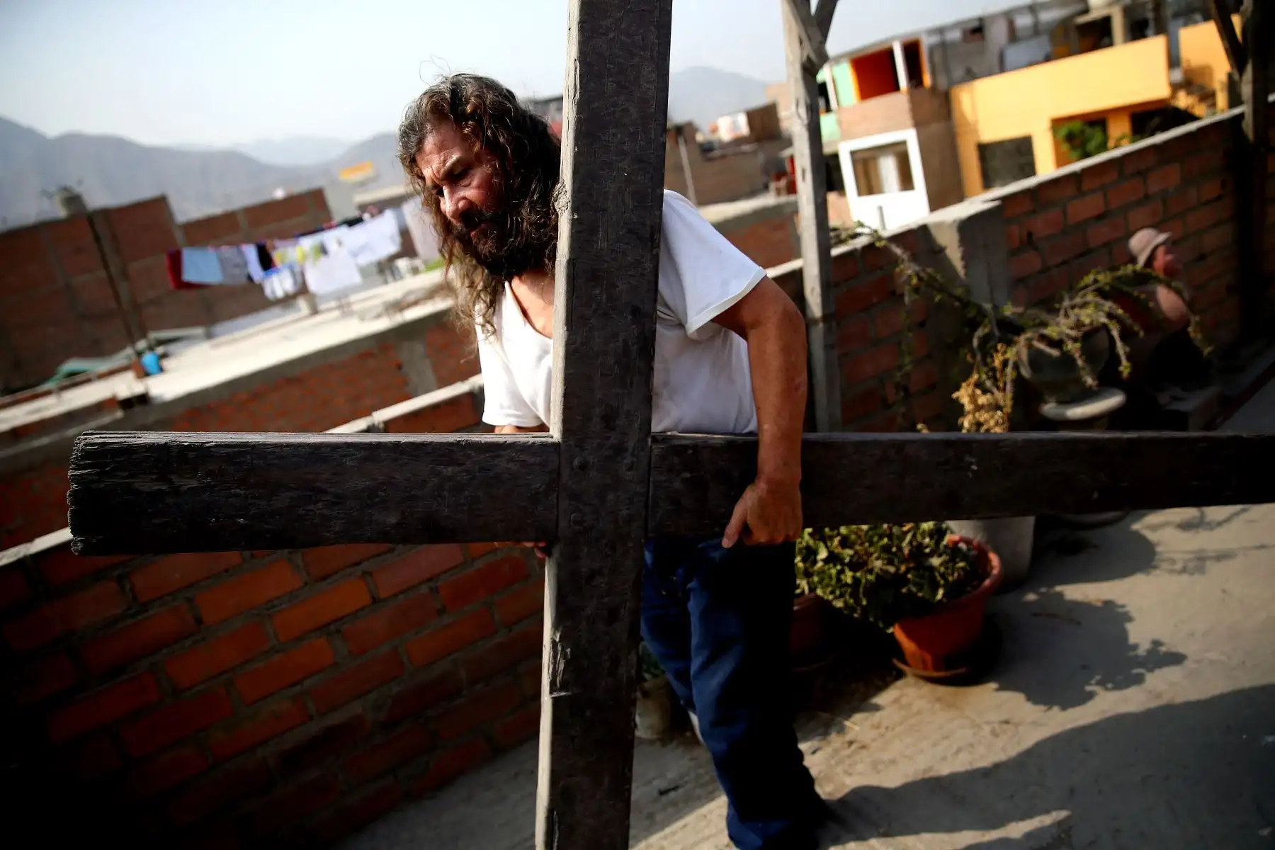 90 kilos pesa la cruz que cada año tiene que cargar. Foto: ANDINA/Luis Iparraguirre