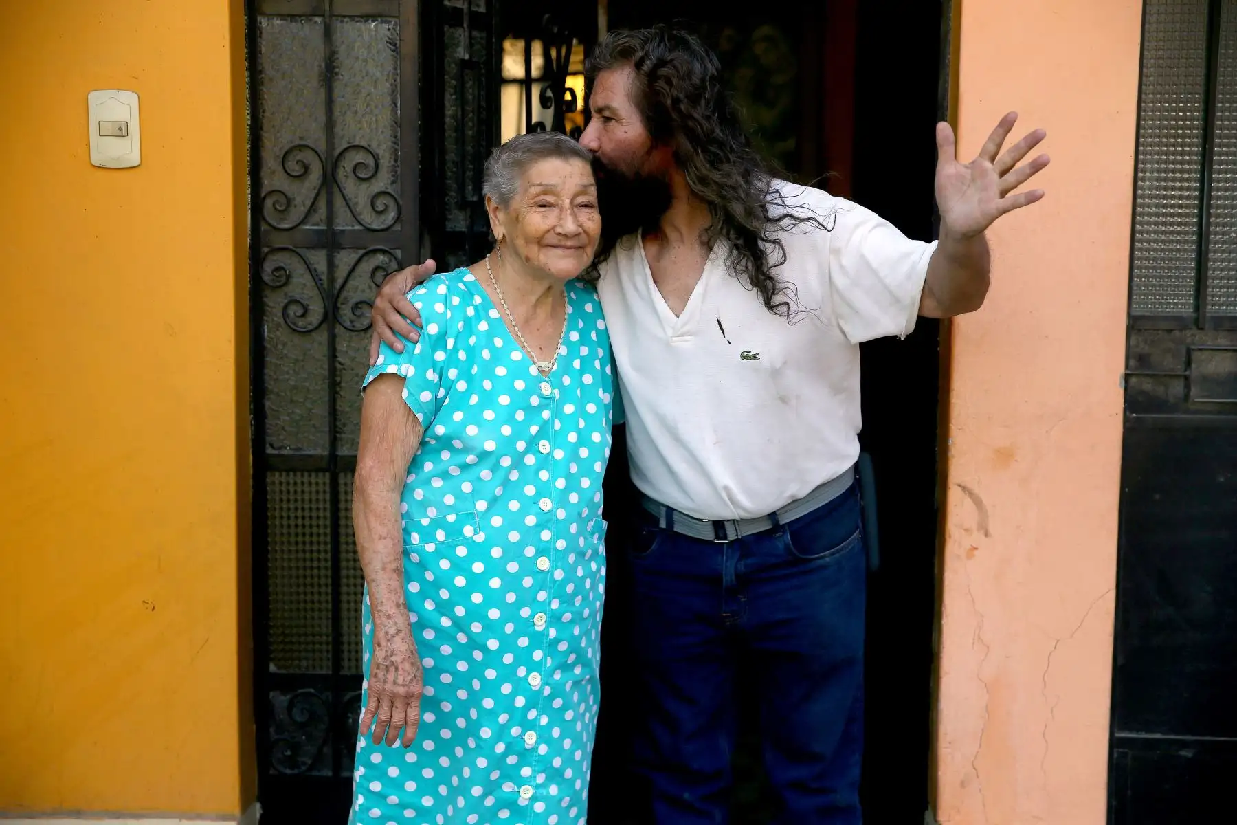 La mamá de Mario no ve con buenos ojos que suba nuevamente el cerro San Cristóbal, por encontrarse convaleciente luego del accidente que sufrió en Febrero. Foto: ANDINA/Luis  Iparraguirre