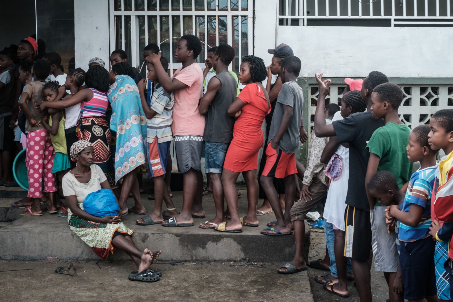 La gente hizo cola para comprar panes en Beira, Mozambique. Foto : AFP