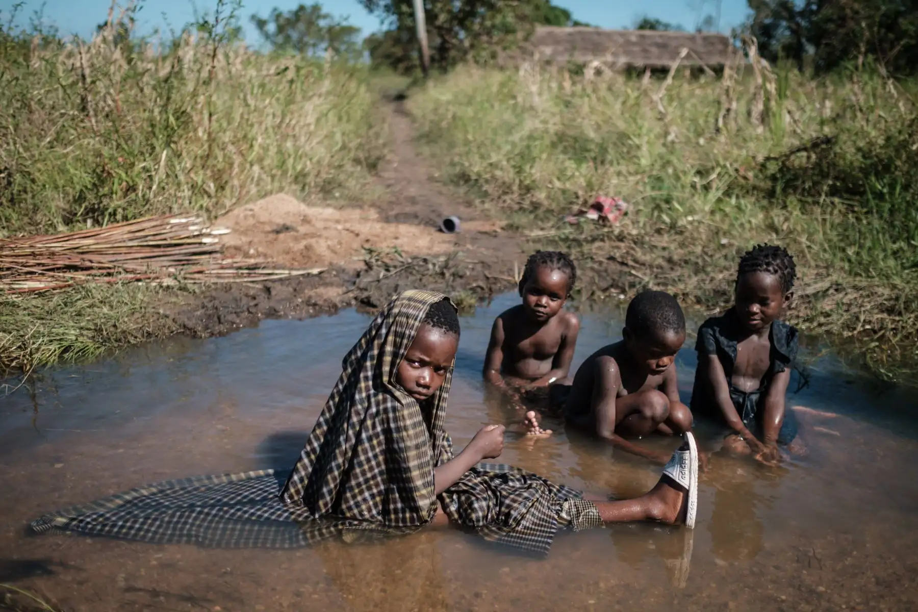 Los niños juegan en un nuevo arroyo creado por el agua inundada después del paso del ciclón Idai.Foto:AFP