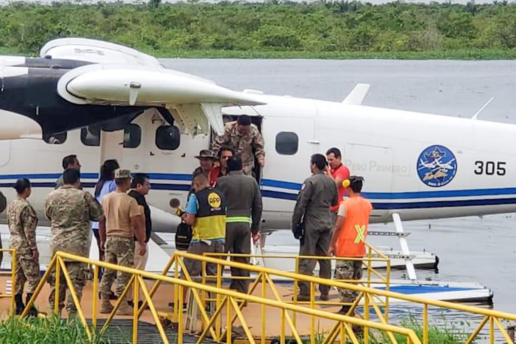El piloto y los tres trabajadores de la empresa de seguridad Prosegur, que se trasladaban en hidroavión, fueron rescatados con vida.Foto:ANDINA/Mindef