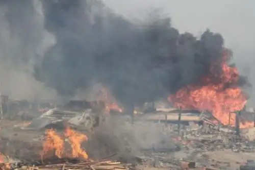 Incendio en depósito de Villa El Salvador. Foto: Twitter