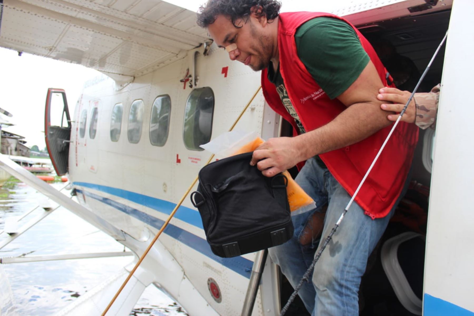 Efectivos de Fuerzas Especiales de la FAP ubicaron y rescataron con vida a los cuatro ocupantes de la avioneta Cessna 206 F de la empresa Alas del Oriente.Foto:ANDINA/Mindef
