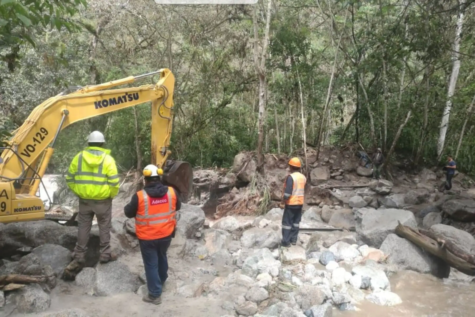 Debido a las condiciones climatológica, en tres días se restablecería el tramo de la vía férrea Machu Picchu Pueblo-Hidroeléctrica, kilómetro 115, alterna de ingreso al parque arqueológico de Machu Picchu, en la región Cusco, que colapsó por la crecida del riachuelo Mandor a causa de las intensas lluvias. ANDINA/Difusión