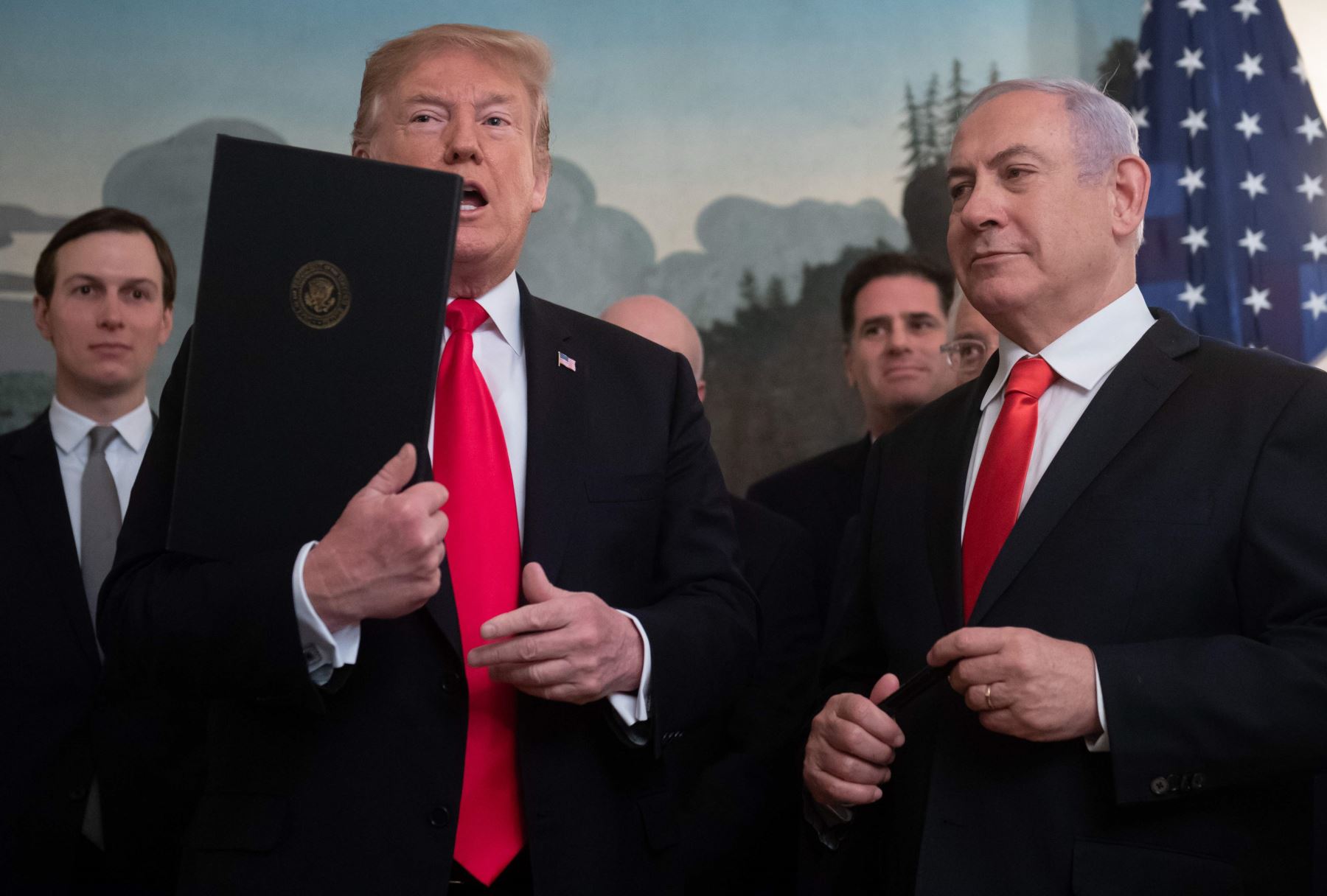 Donald Trump se presenta junto al primer ministro israelí, Benjamin Netanyahu, después de firmar una proclama sobre los Altos del Golán, en la Casa Blanca en Washington, DC, el 25 de marzo de 2019. Foto: AFP