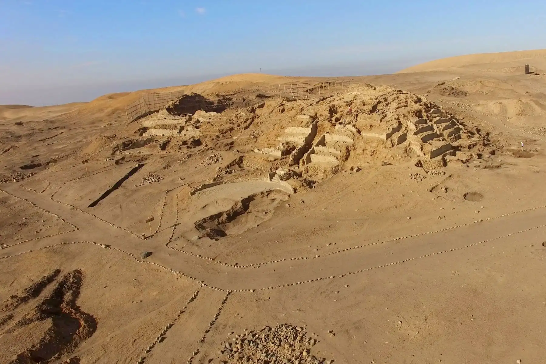 Los investigadores de la Zona Arqueológica Caral, presentaron los hallazgos que demuestran cómo esta sociedad llegó a relacionarse con otros grupos o culturas, interacción que habría llegado por la costa, hasta Ecuador, y, por ríos, hasta la Amazonía. Foto: ANDINA/Difusión