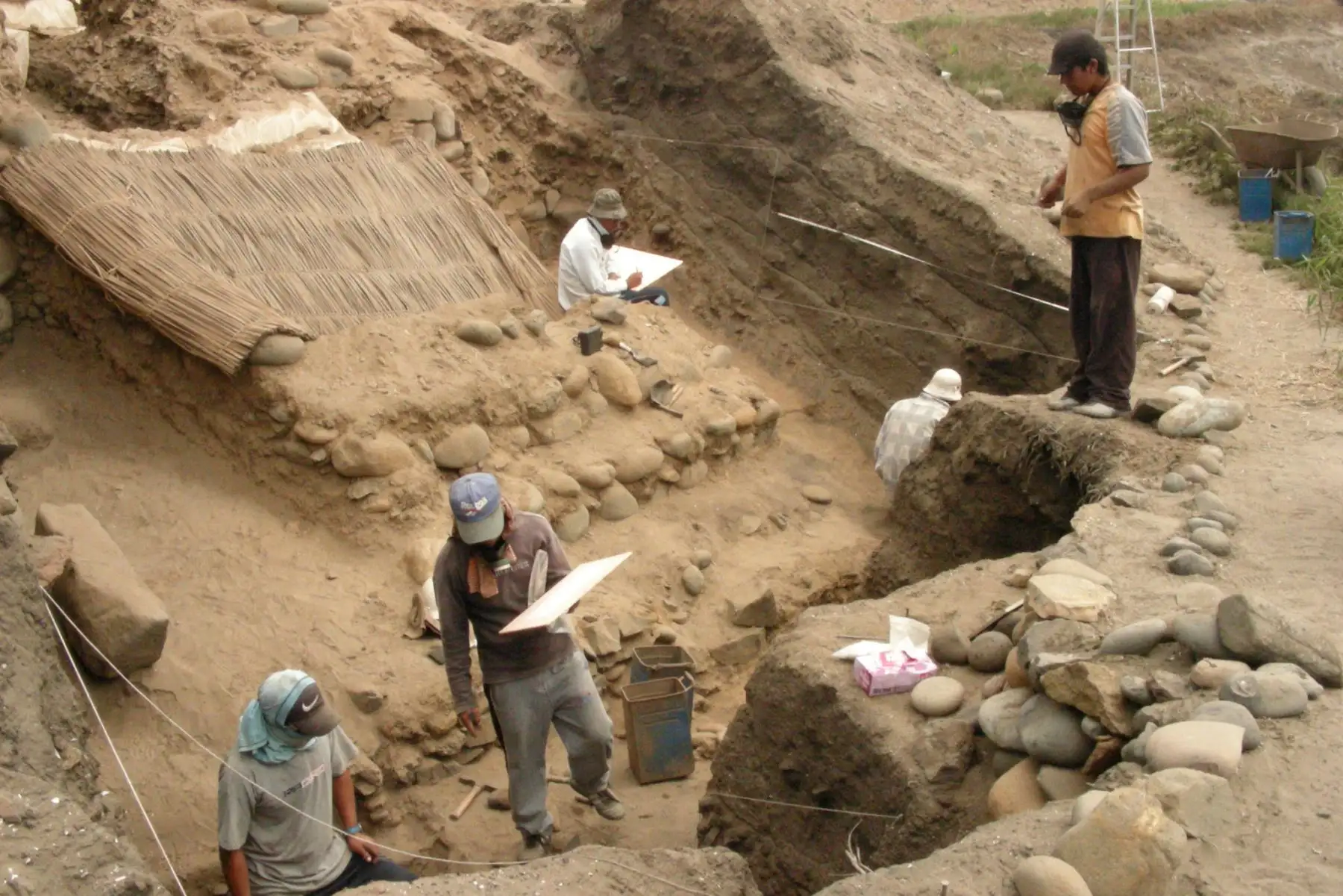 Los investigadores de la Zona Arqueológica Caral, presentaron los hallazgos que demuestran cómo esta sociedad llegó a relacionarse con otros grupos o culturas, interacción que habría llegado por la costa, hasta Ecuador, y, por ríos, hasta la Amazonía. Foto: ANDINA/Difusión