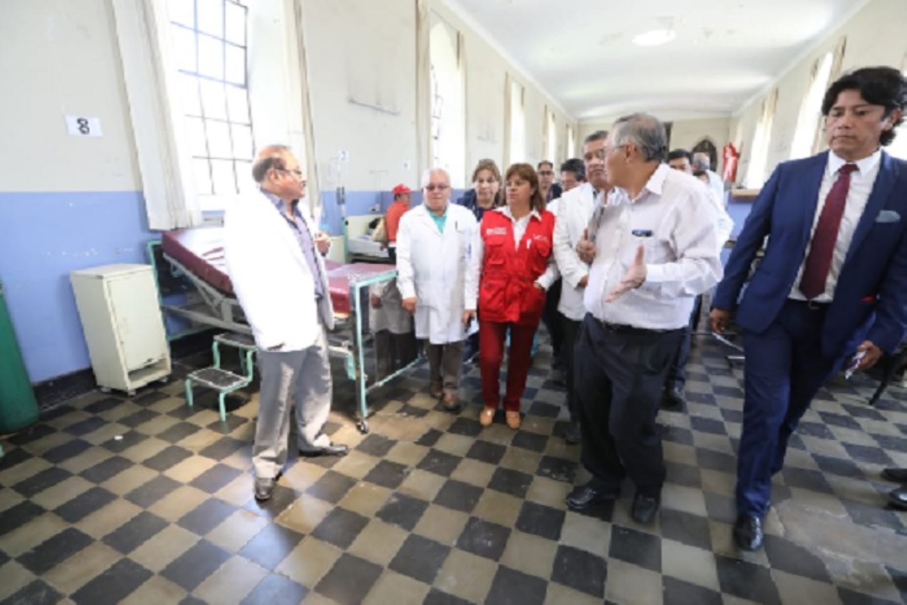 El Ministerio de Salud (Minsa) adoptará medidas urgentes con el Gobierno Regional de Arequipa, para fortalecer los servicios de salud en la región, como mejorar la infraestructura, equipamiento y recursos humanos de los hospitales Goyeneche y Honorio Delgado.