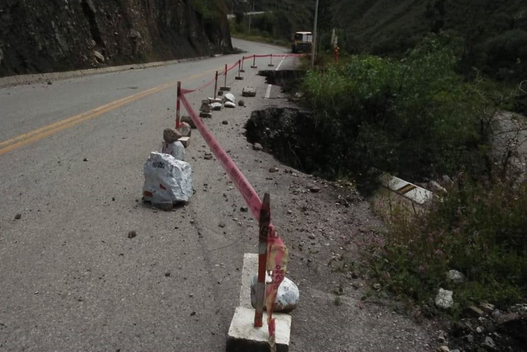 Debido a las lluvias intensas aumentó el caudal del río Mosna y provocó la afectación del asfaltado de 100 kilómetros de la plataforma de un tramo carretero en el sector de Quichas, provincia ancashina de Huari,