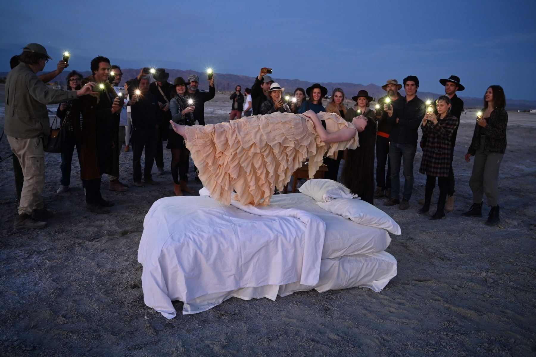 La gente ve la obra de arte "Levitación" creada por la artista francesa / estadounidense Josephine Wister Faure, a orillas del Mar Salton en Bombay Beach, California. Foto: AFP