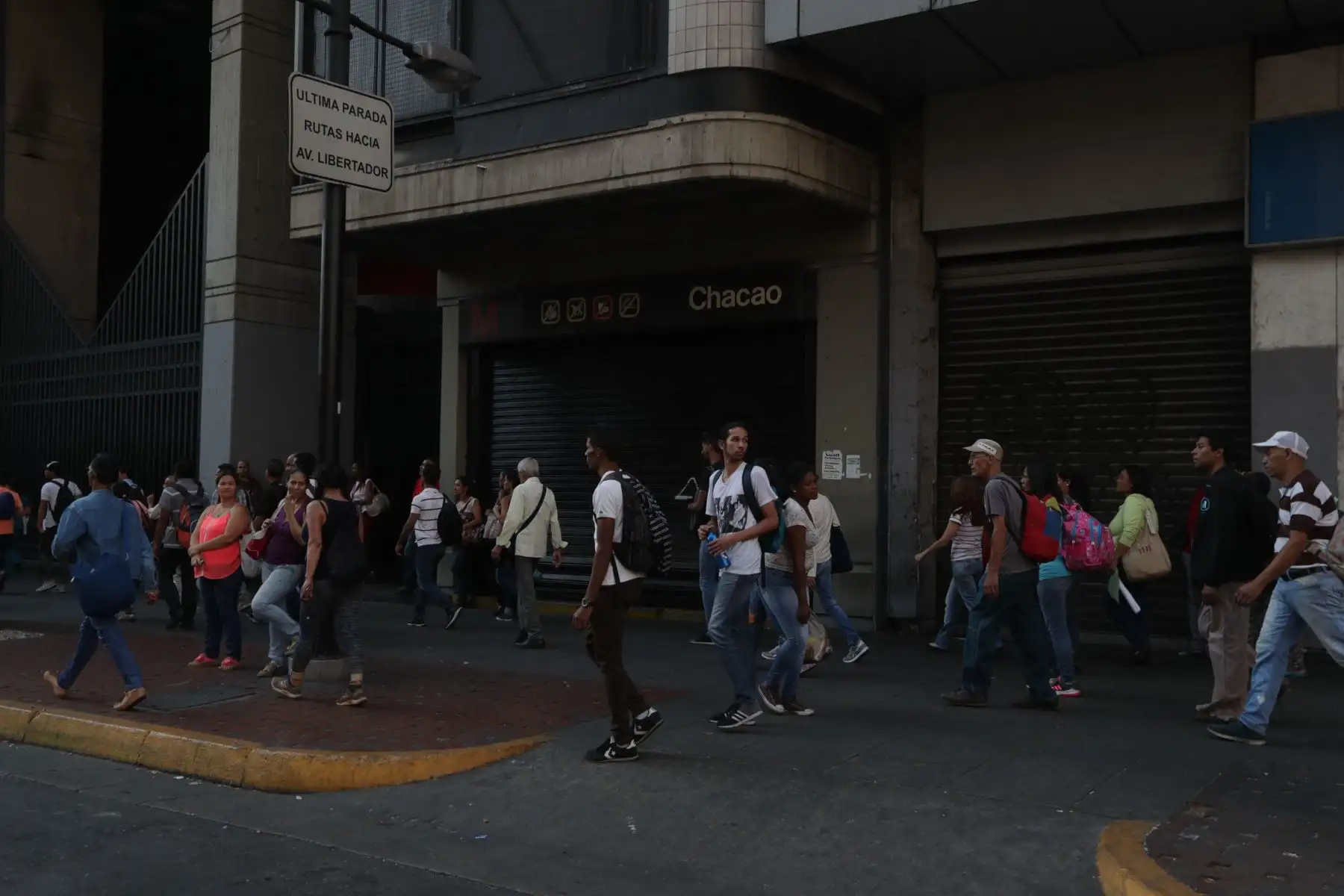 Decenas de personas se desplazan a pie y esperan autobuses debido a la suspensión del servicio del Metro por un apagón este lunes en Caracas Venezuela.Foto: EFE