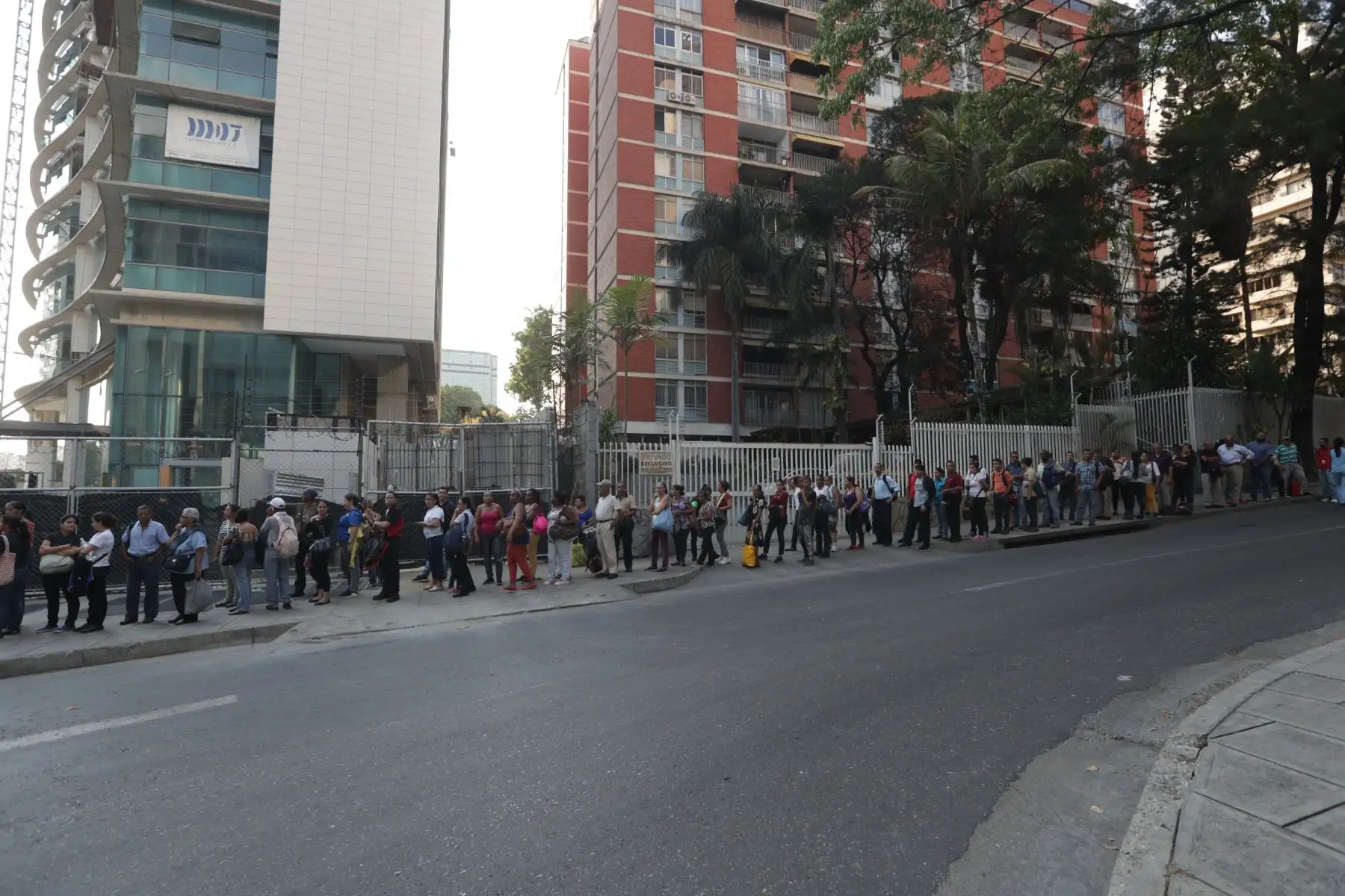 Decenas de personas se desplazan a pie y esperan autobuses debido a la suspensión del servicio del Metro por un apagón este lunes en Caracas Venezuela.Foto: EFE