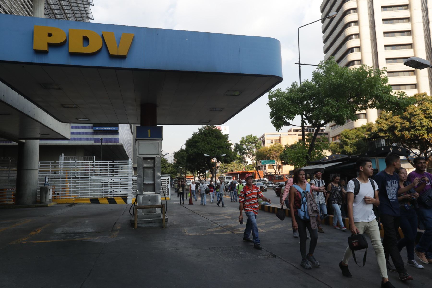 Decenas de personas se desplazan a pie y esperan autobuses debido a la suspensión del servicio del Metro por un apagón este lunes en Caracas Venezuela.Foto: EFE