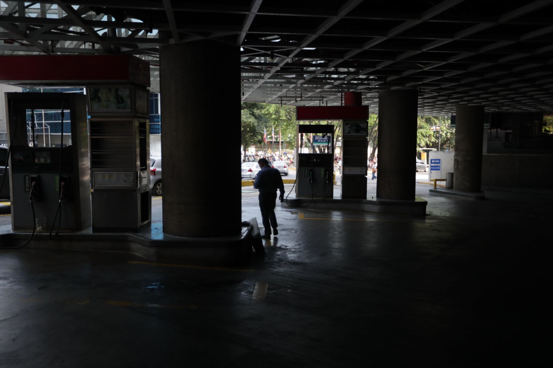 Vista de una estación de gasolina durante un apagón que afecta a población de Caracas en Venezuela.Foto:EFE