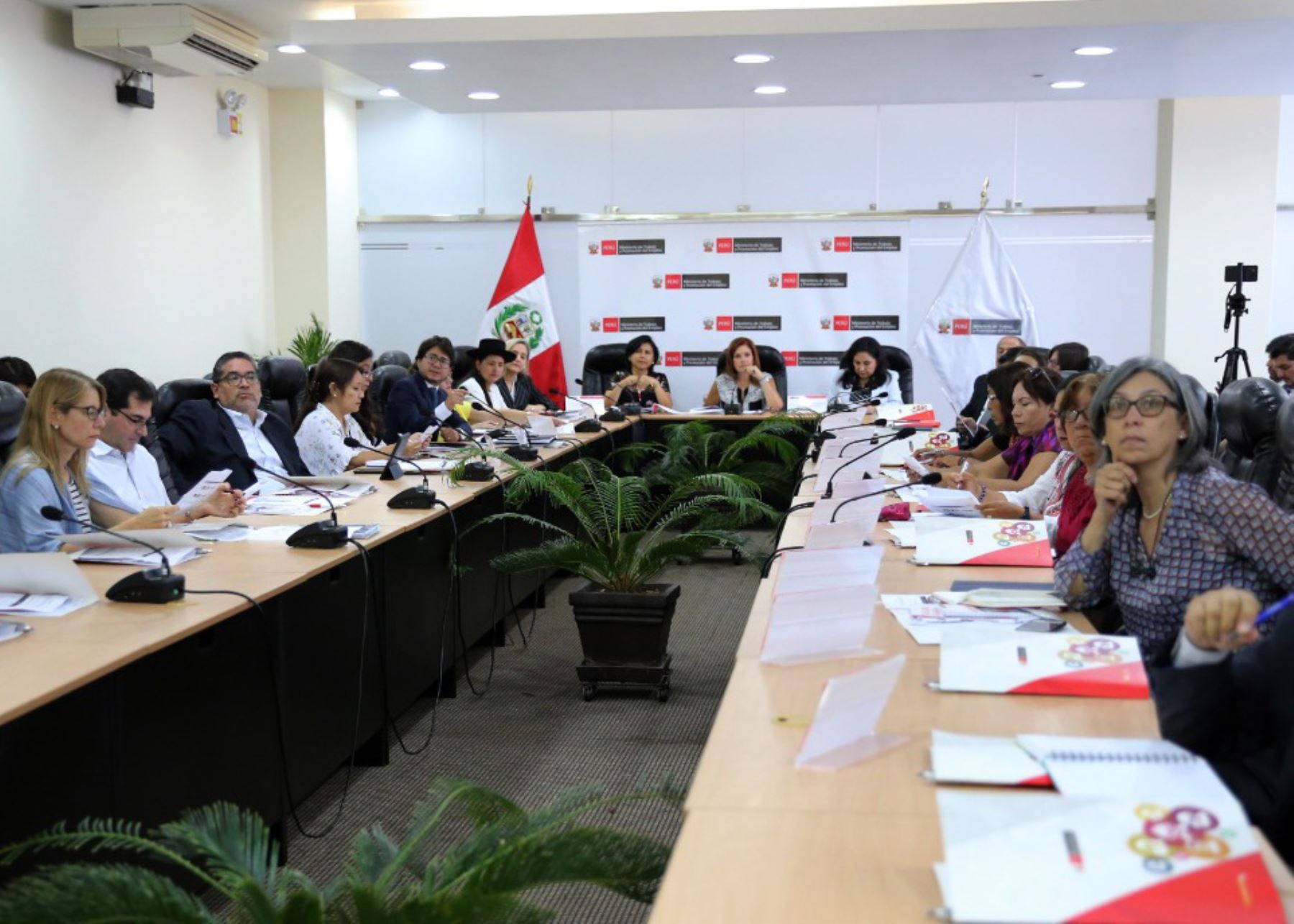 Mesa Tripartita para fortalecer los derechos laborales de las mujeres del país.