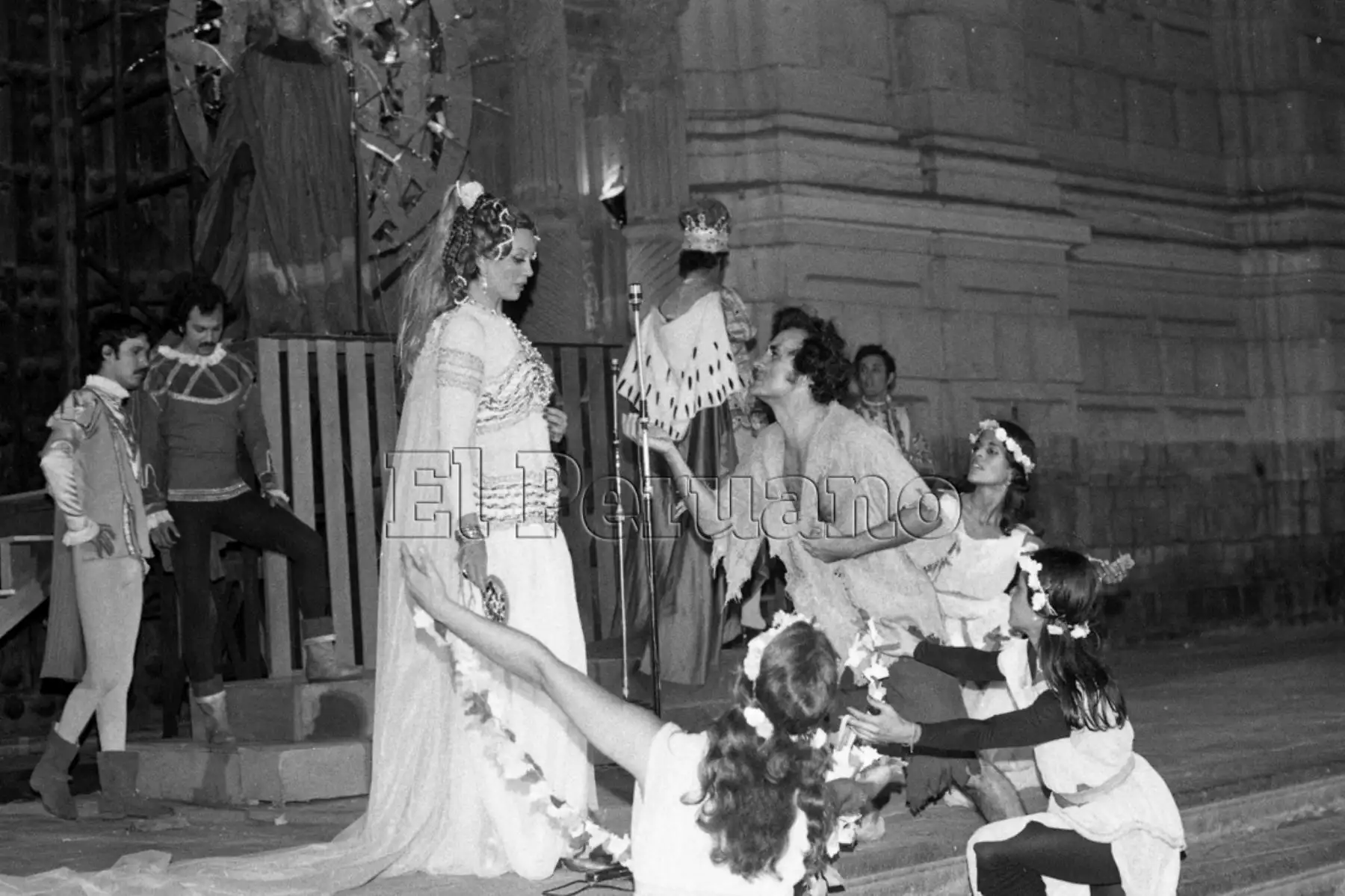Lima - 10 enero 1978 / Escena de la obra teatral "Auto Sacramental", interpretado por los actoeres de AAA, entre los que se aprecia al primer actor Ricardo Blume.