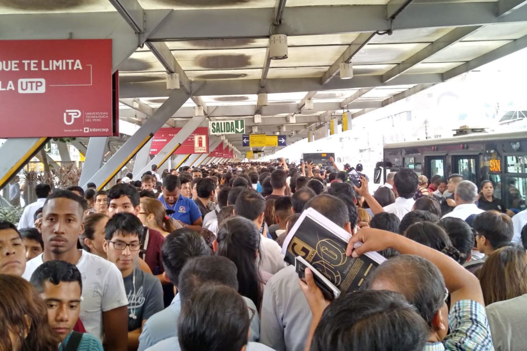 08:00 horas. Confusión en las filas. Así lucía la estación Naranjal hoy en hora punta. Foto: ANDINA/Rocío Rojas.