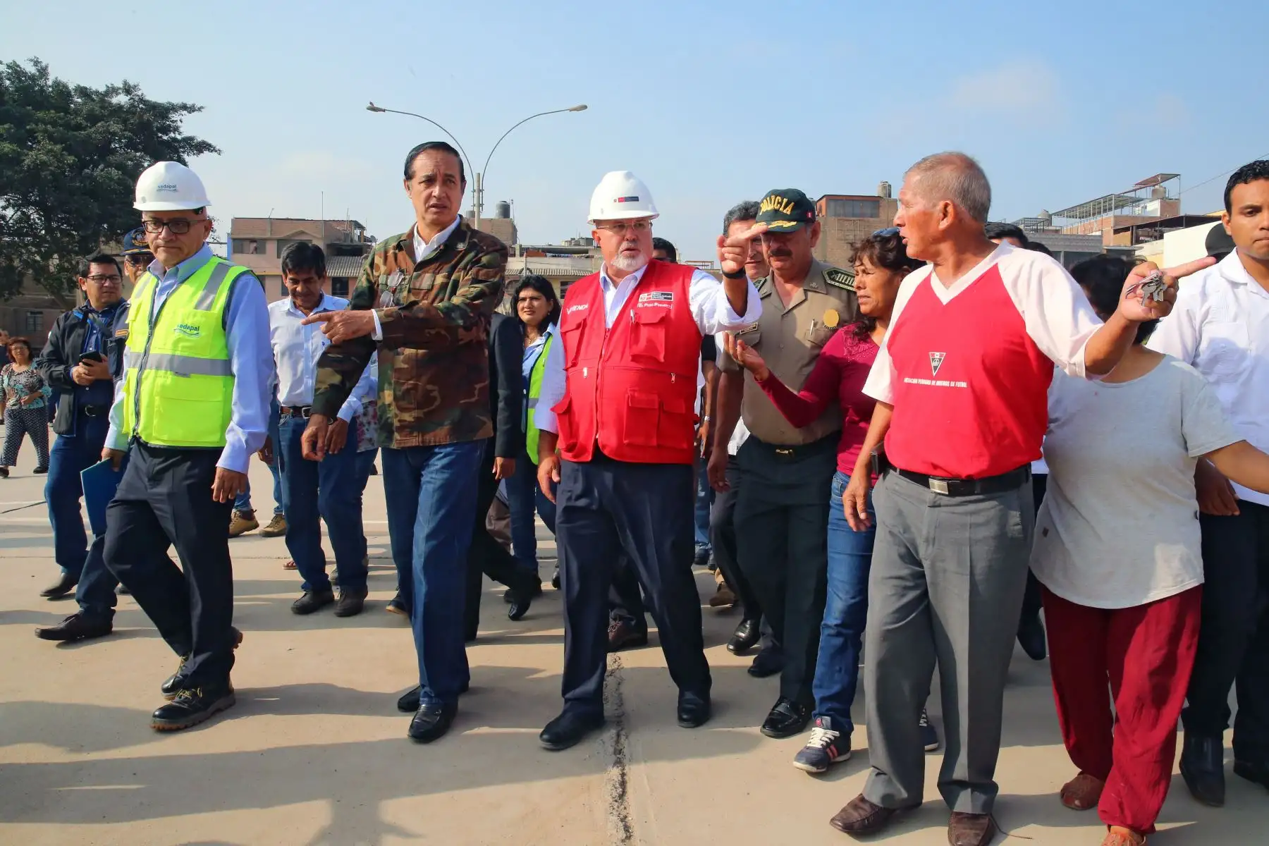 El ministro de Vivienda, Carlos Bruce, realiza visita de inspección al distrito de San Juan de Lurigancho jurisdicción que resultó afectada por aniego registrado el pasado 13 de enero. Foto: ANDINA/Vidal Tarqui