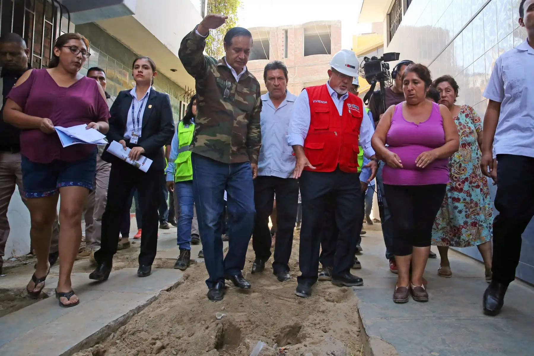 El ministro de Vivienda, Carlos Bruce, realiza visita de inspección al distrito de San Juan de Lurigancho jurisdicción que resultó afectada por aniego registrado el pasado 13 de enero. Foto: ANDINA/Vidal Tarqui