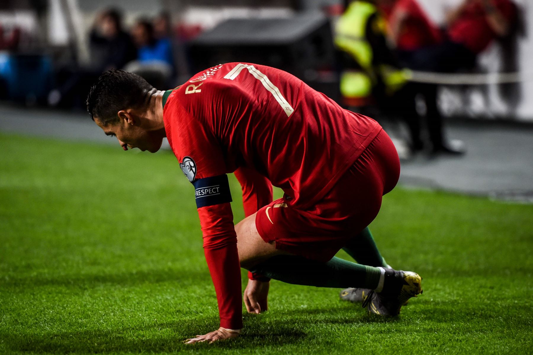 El delantero de Portugal, Cristiano Ronaldo, se sienta en el campo durante el partido de fútbol del Grupo B de clasificación para la Euro 2020 entre Portugal y Serbia. Foto: AFP