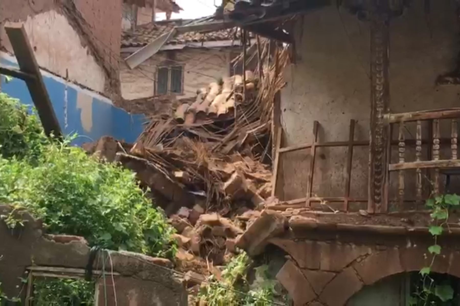 Debido a las lluvias intensas, parte de las estructuras de dos casonas ubicadas en el Centro Histórico de la ciudad del Cusco colapsaron esta mañana.