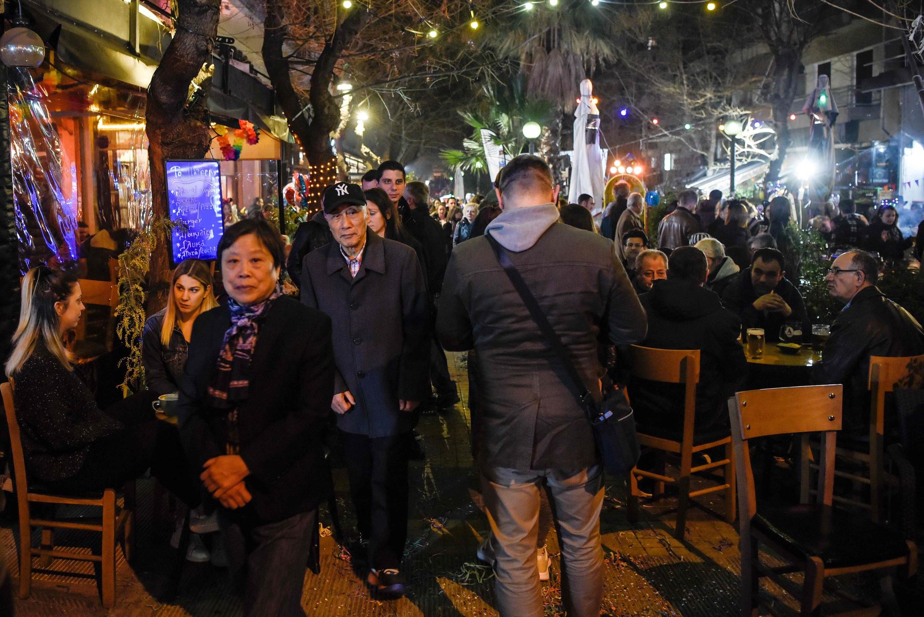 Turistas asiáticos caminan por el área de Koukaki en Atenas, que en 2016 fue el quinto vecindario de mayor crecimiento a nivel mundial de Airbnb con un aumento del 800% en el intercambio de viviendas. Foto: AFP