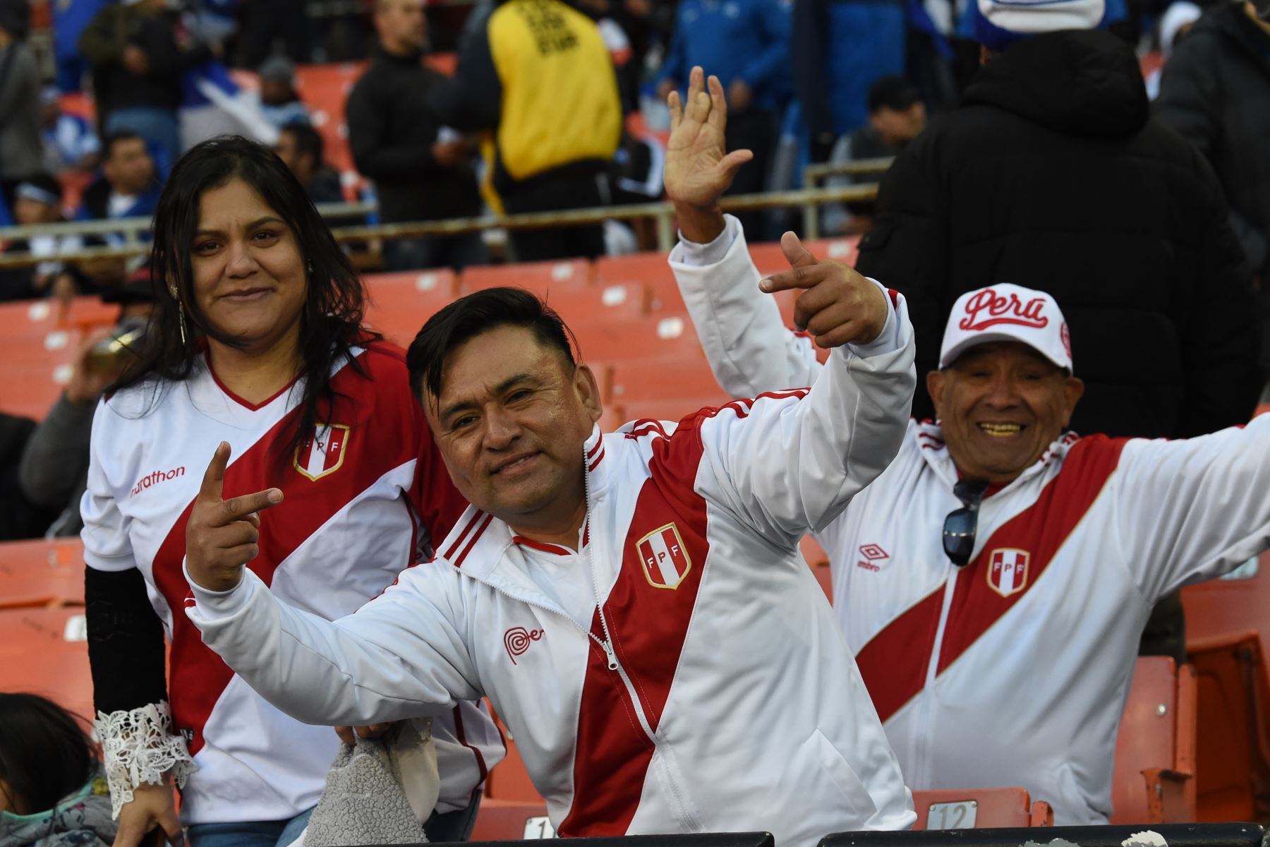 Los fanáticos de la selección nacional de fútbol de Perú aclaman el partido amistoso internacional entre Perú y El Salvador en el estadio RFK en Washington, DC.Foto: AFP