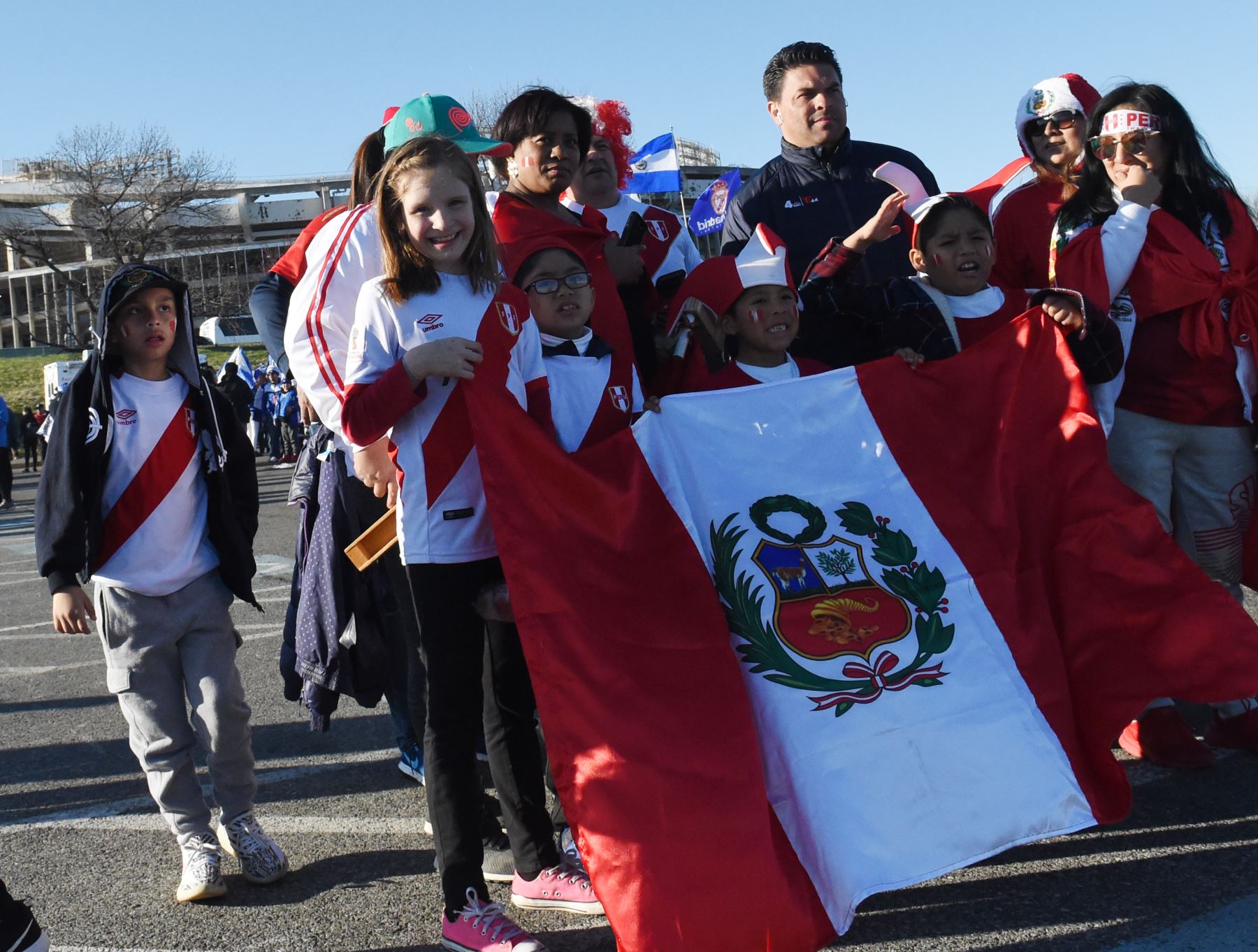 Una familia, fanática del equipo nacional de fútbol peruano, muestra su apoyo antes del partido amistoso internacional entre Perú y El Salvador en el estadio RFK en Washington, DC.Foto:AFP