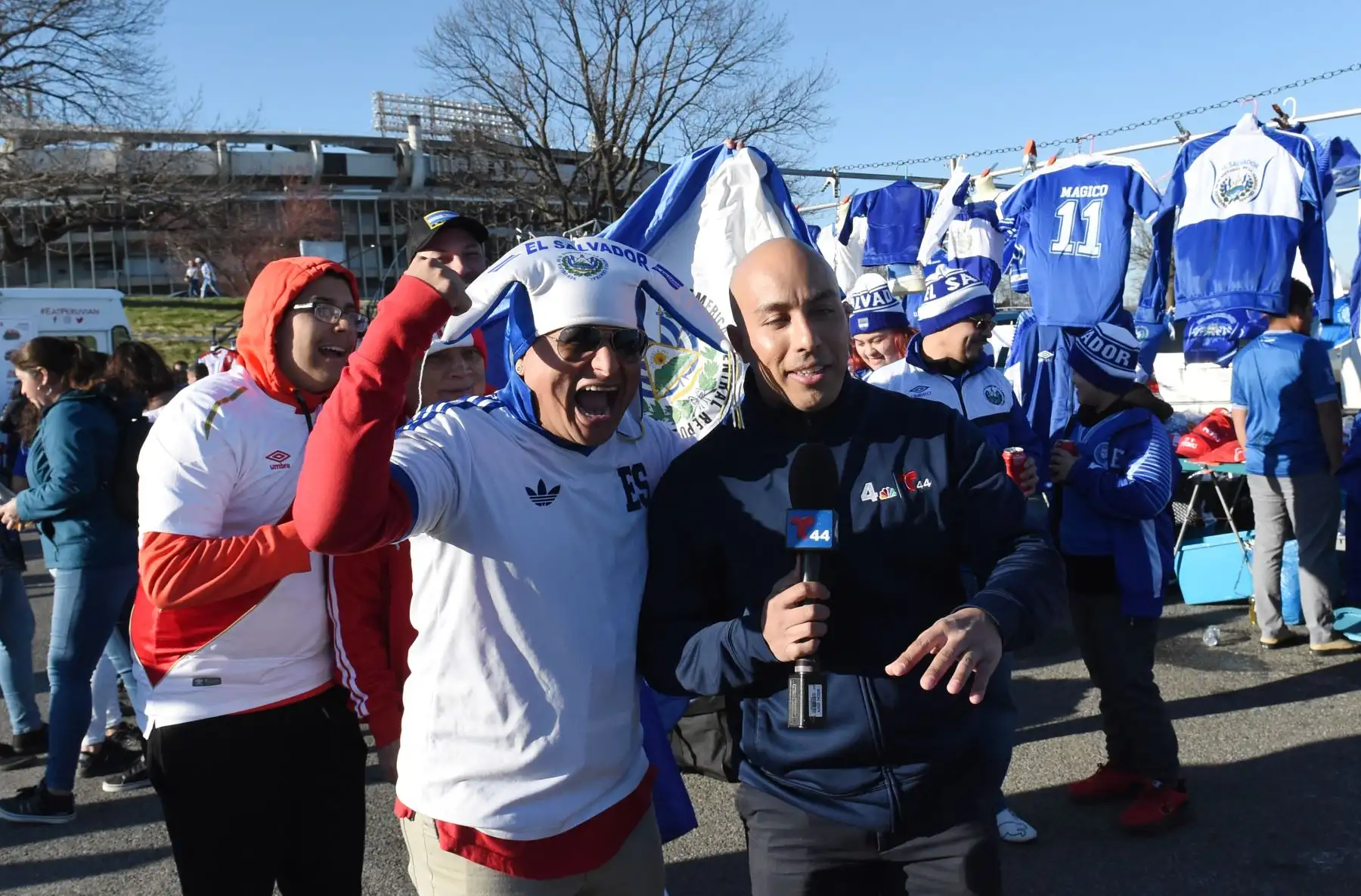 Un fanático del equipo de fútbol de El Salvador grita cuando es entrevistado por un reportero de una estación de noticias local antes del partido amistoso internacional entre Perú y El Salvador en el estadio RFK en Washington, DC.Foto.AFP