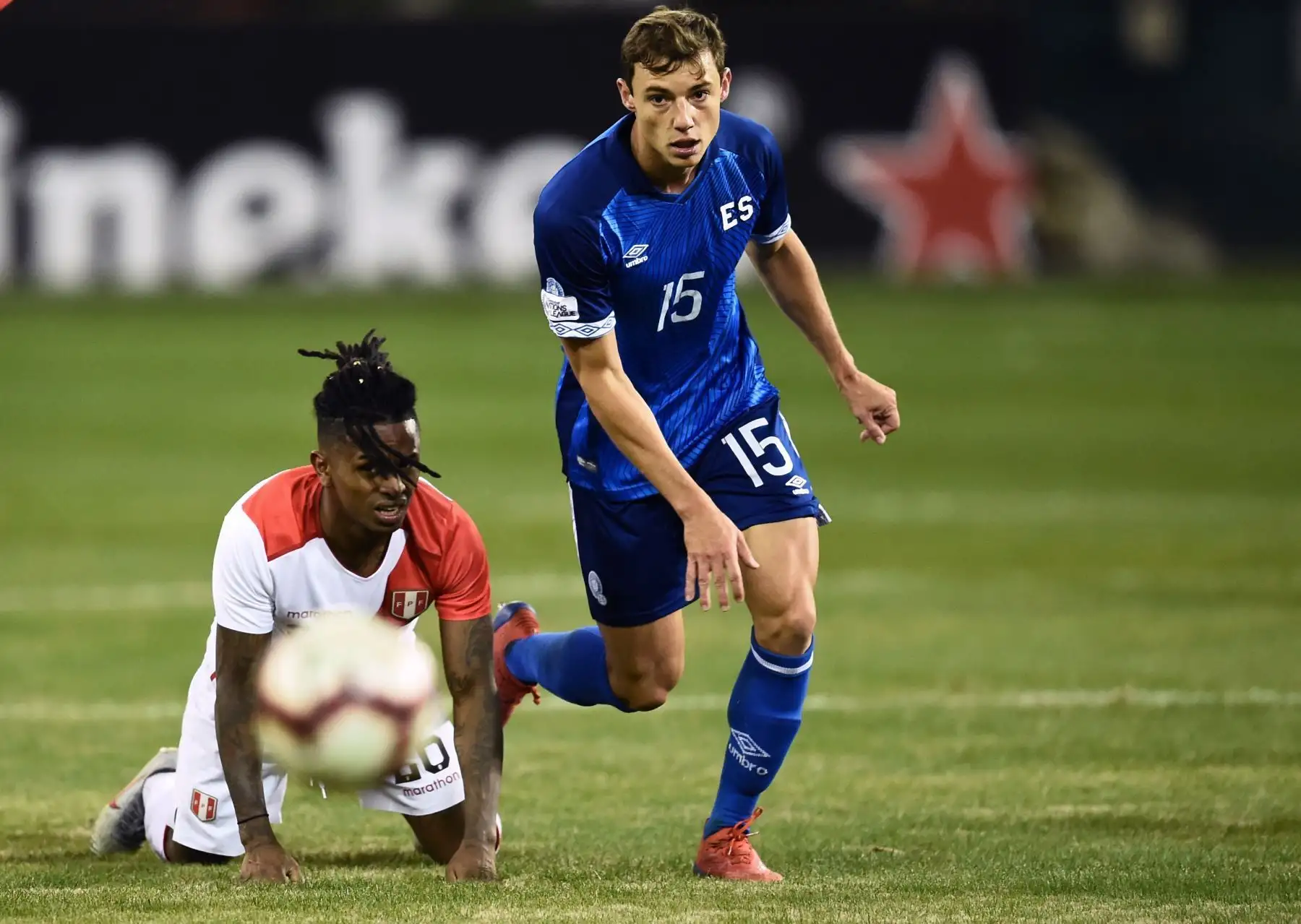 El defensor de El Salvador, Tomás Granitto compite por el balón con el jugador peruano Yordy Reyna durante el partido amistoso internacional entre Perú y El Salvador en el estadio RFK en Washington, DC.Foto:AFP