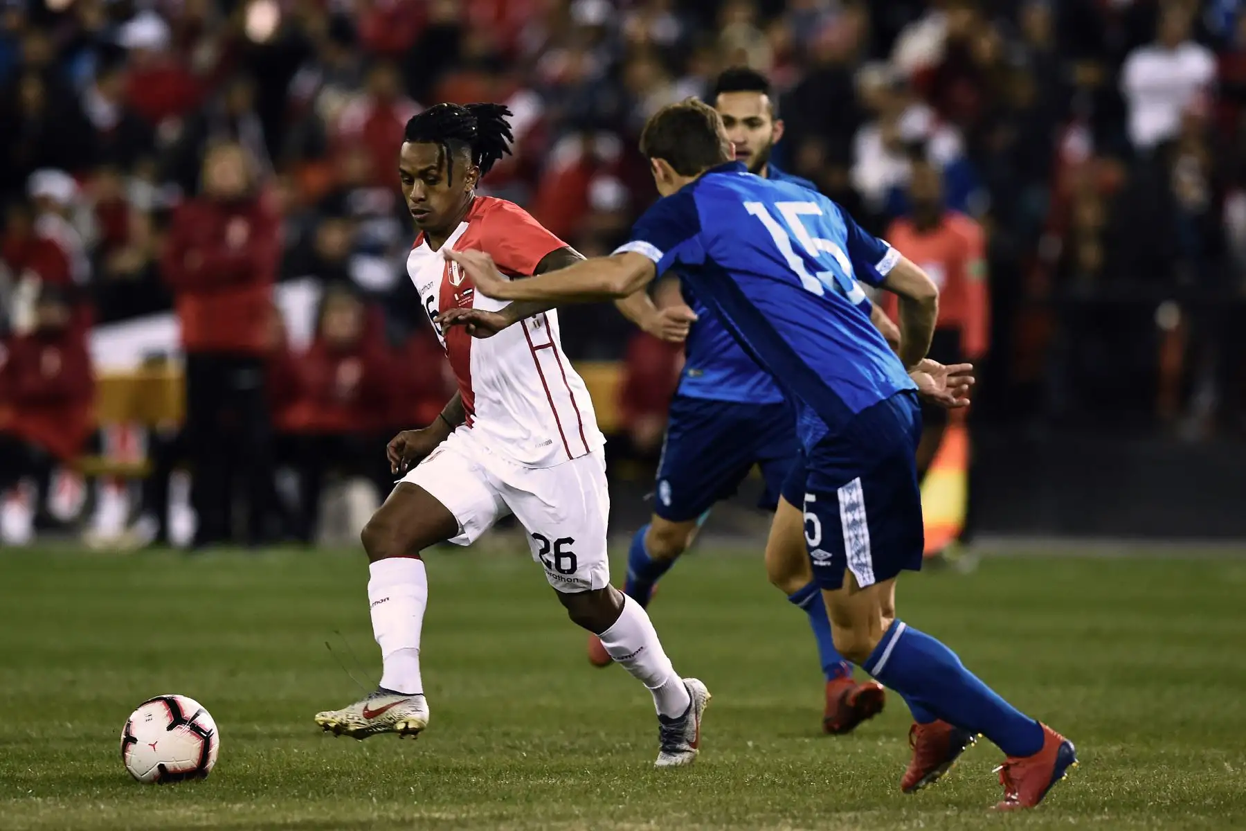 El defensor de El Salvador, Tomás Granitto compite por el balón con el jugador peruano Yordy Reyna durante el partido amistoso internacional entre Perú y El Salvador en el estadio RFK en Washington, DC.Foto:AFP