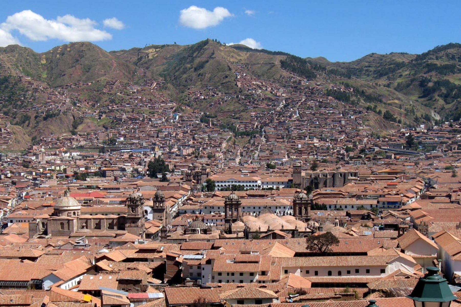 La DDC del Cusco y la municipalidad emprenderán una campaña de sensibilización sobre el uso adecuado de los avisos comerciales en el Centro Histórico de la Ciudad Imperial.