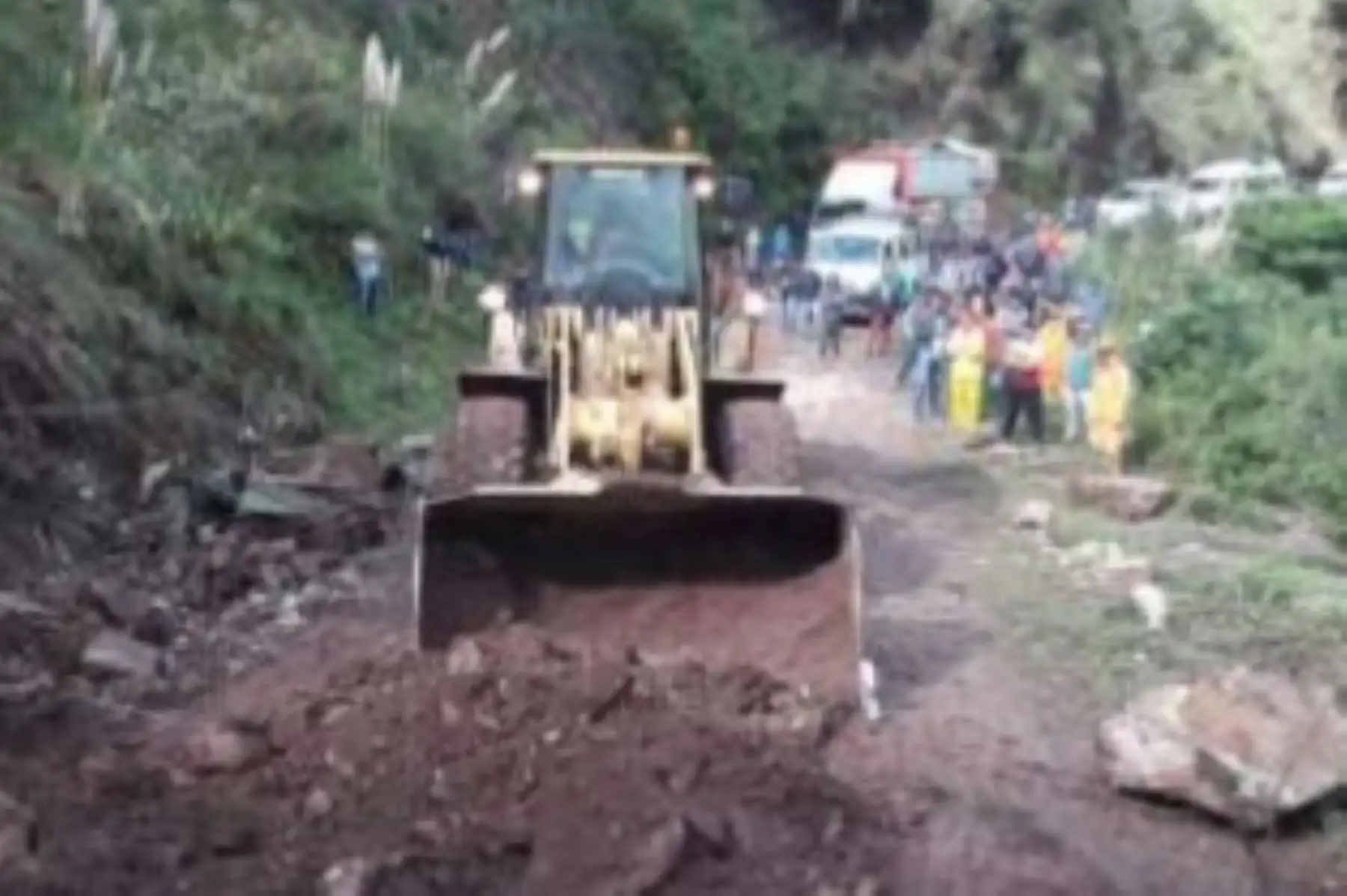 Con apoyo de maquinaria pesada, hoy se rehabilitó el tránsito en el kilómetro 351.1 de la carretera Chachapoyas-Rodríguez de Mendoza, región Amazonas.