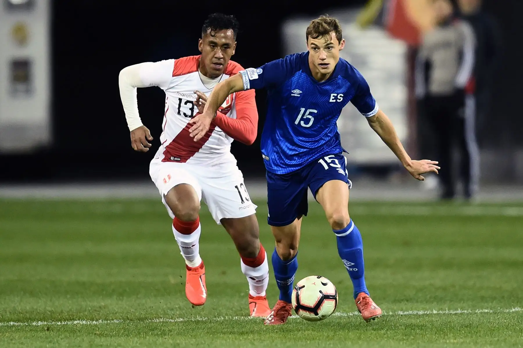 El defensor de El Salvador, Tomás Granitto compite por el balón con el mediocampista de Perú Renato Tapia durante el partido amistoso internacional entre Perú y El Salvador en el estadio RFK en Washington, DC.Foto.AFP