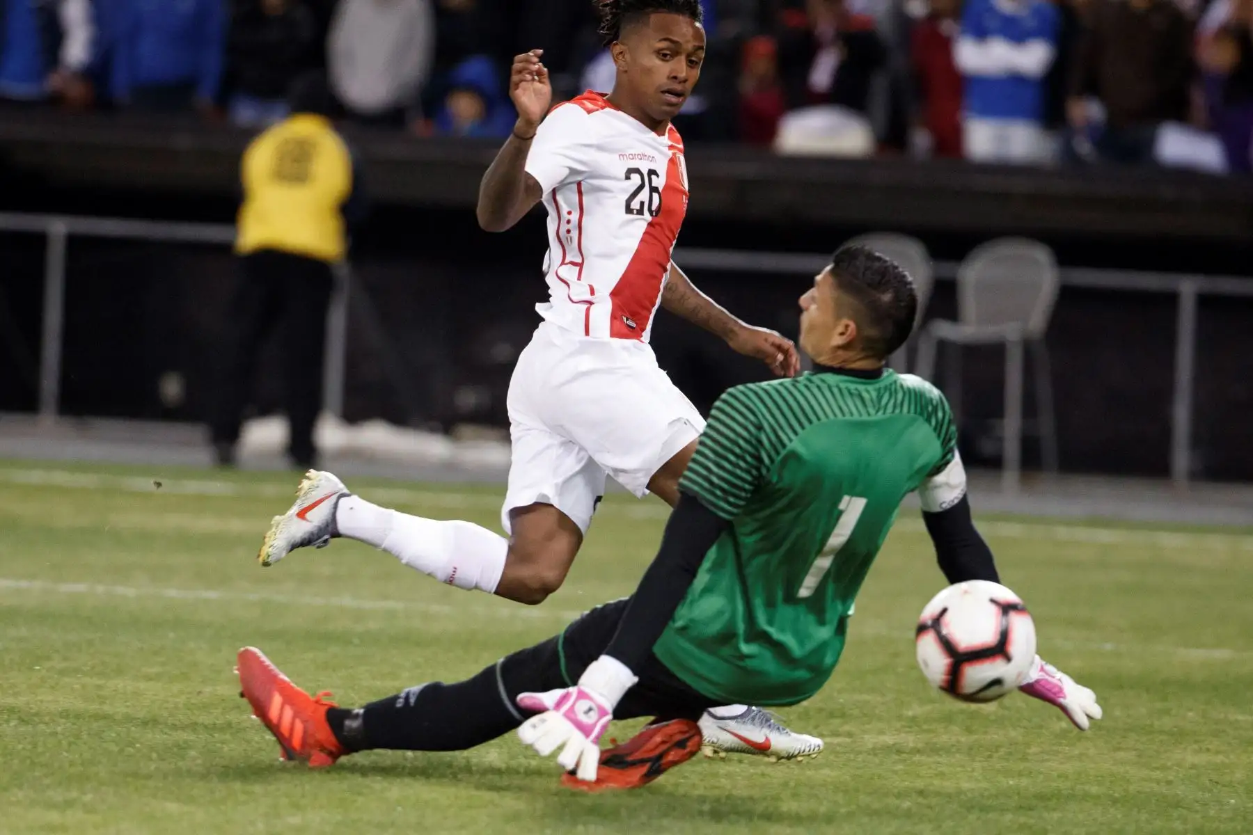 Yordy Reyna de Perú disputa el balón con el arquero Henry Hernández de El Salvador, durante un partido amistoso entre Perú y El Salvador, en el estadio RFK Stadium en Washington.Foto:EFE