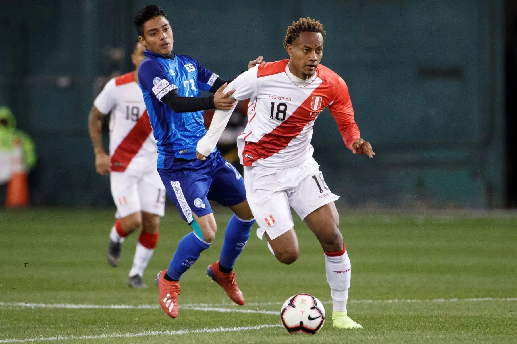Andre Carrillo de Perú disputa el balón con José Santos Ortiz de El Salvador, durante el partido amistoso entre Perú - El Salvador, en el estadio RFK Stadium en Washington DC.Foto:EFE