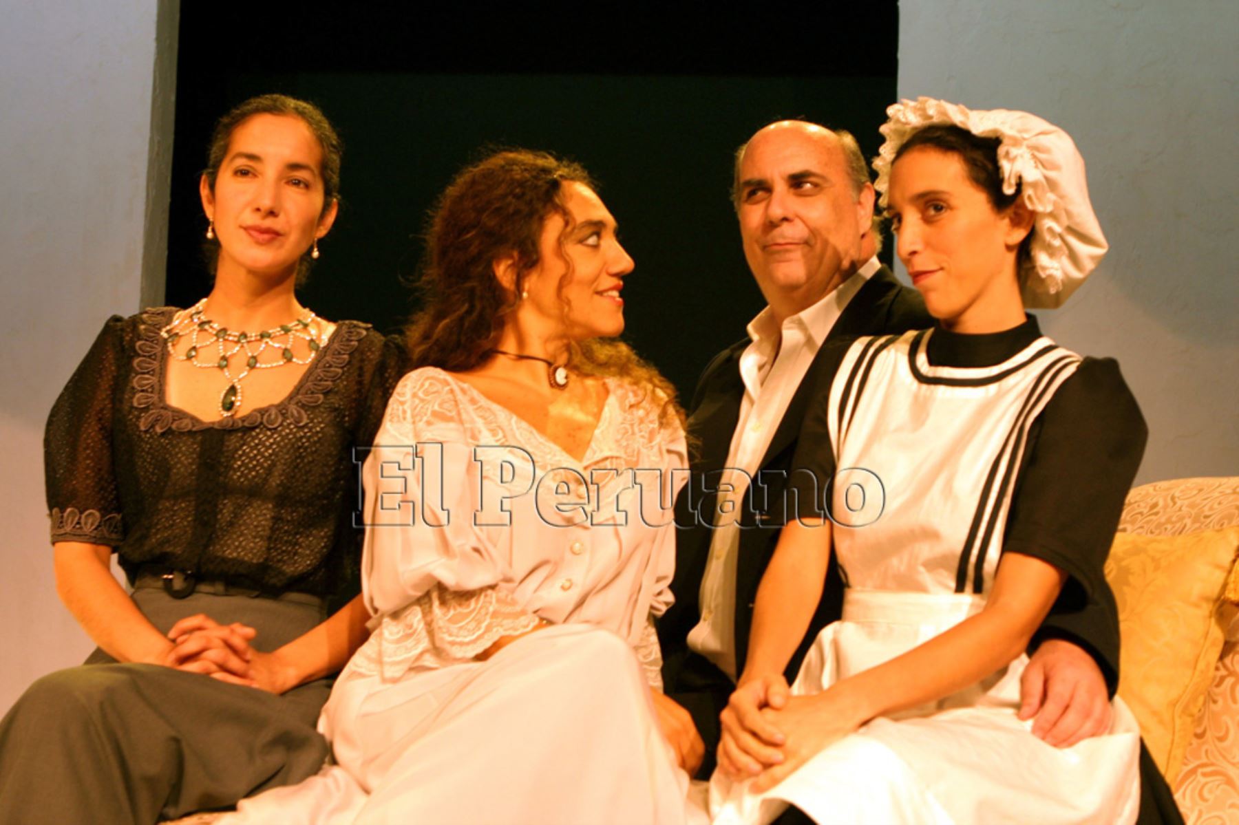 Lima - 15 mayo 2007 / Alberto Isola, Director de la Obra de teatro "Un matrimonio de Boston", con las actuaciones de Sofia Rocha (1° iz), Magali Bolívar y Alejandra Guerra.